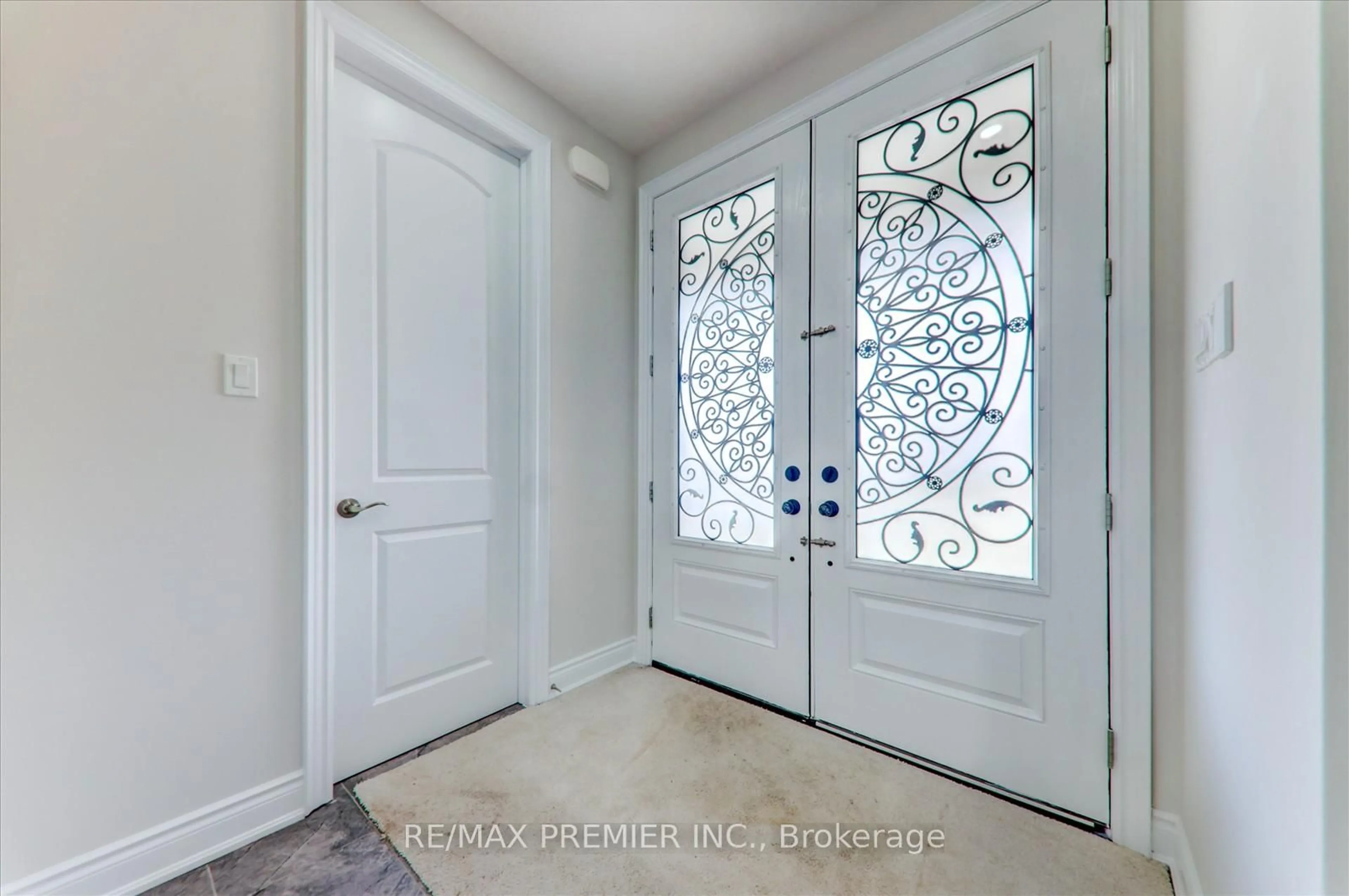 Indoor entryway for 35 Bank St, Essa Ontario L0M 1B0