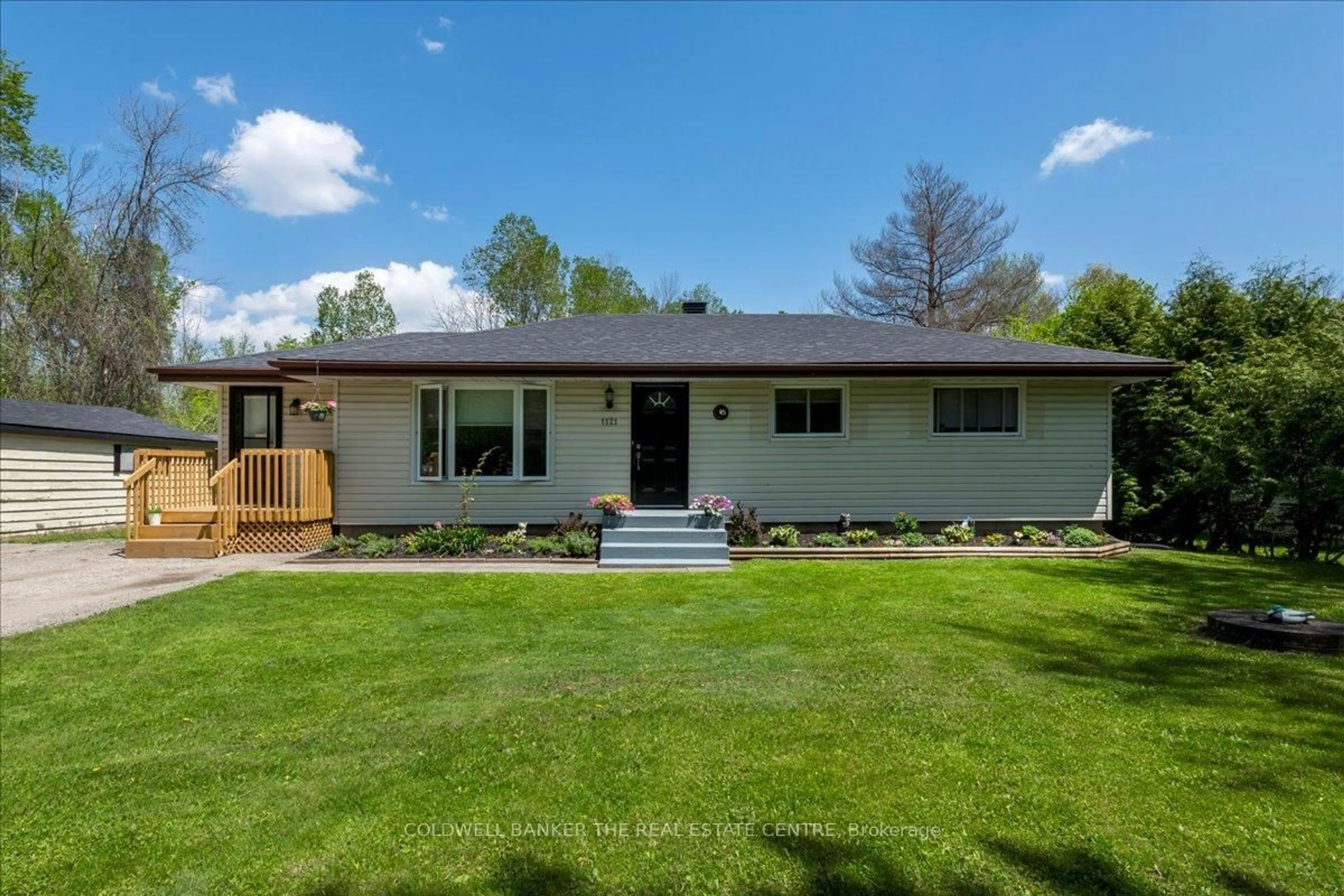 Home with vinyl exterior material, street for 1121 Ferrier Ave, Innisfil Ontario L0L 1W0