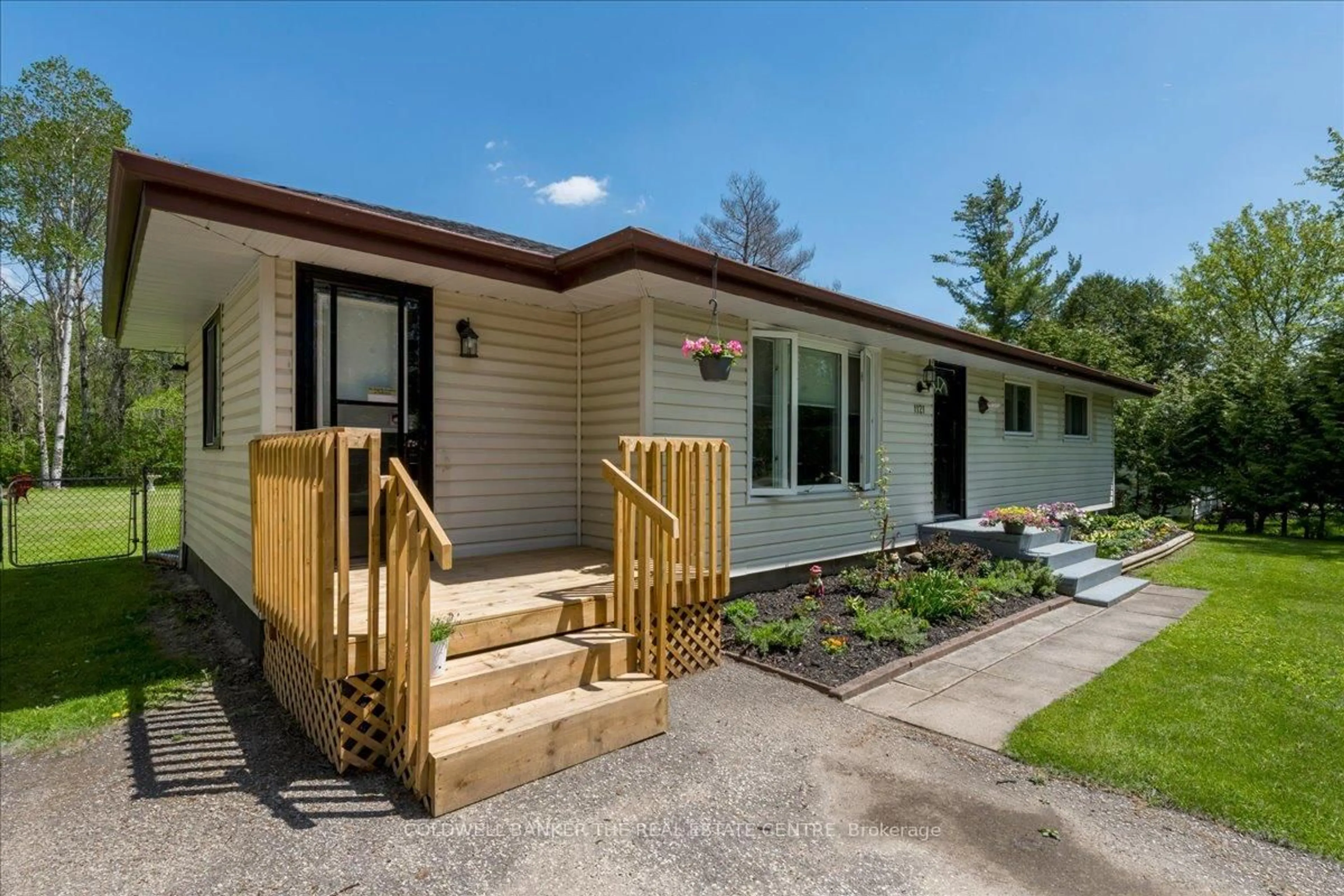Home with vinyl exterior material, street for 1121 Ferrier Ave, Innisfil Ontario L0L 1W0