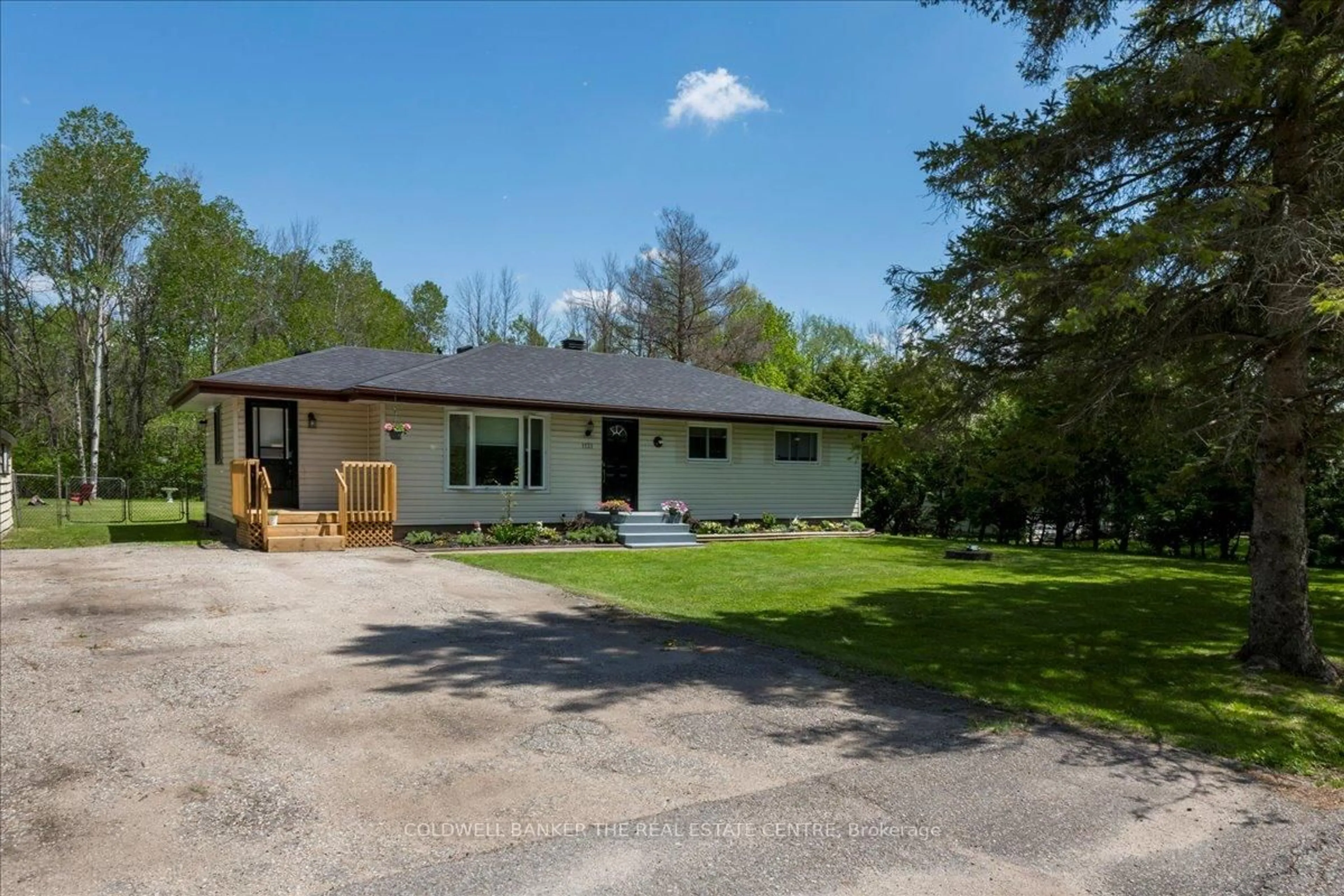 A pic from outside/outdoor area/front of a property/back of a property/a pic from drone, street for 1121 Ferrier Ave, Innisfil Ontario L0L 1W0