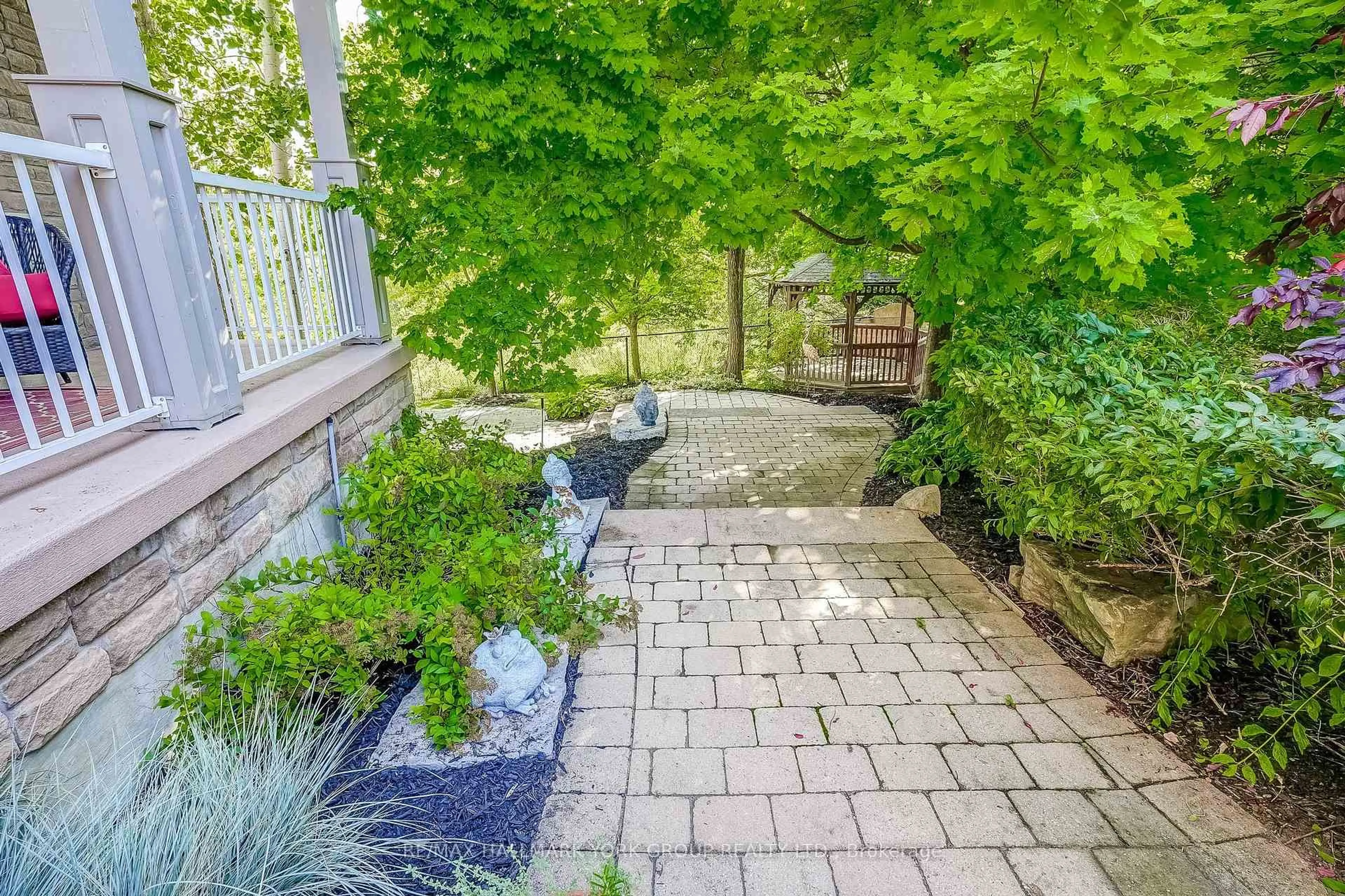 Patio, street for 17 Duncton Wood Cres, Aurora Ontario L4G 7T4