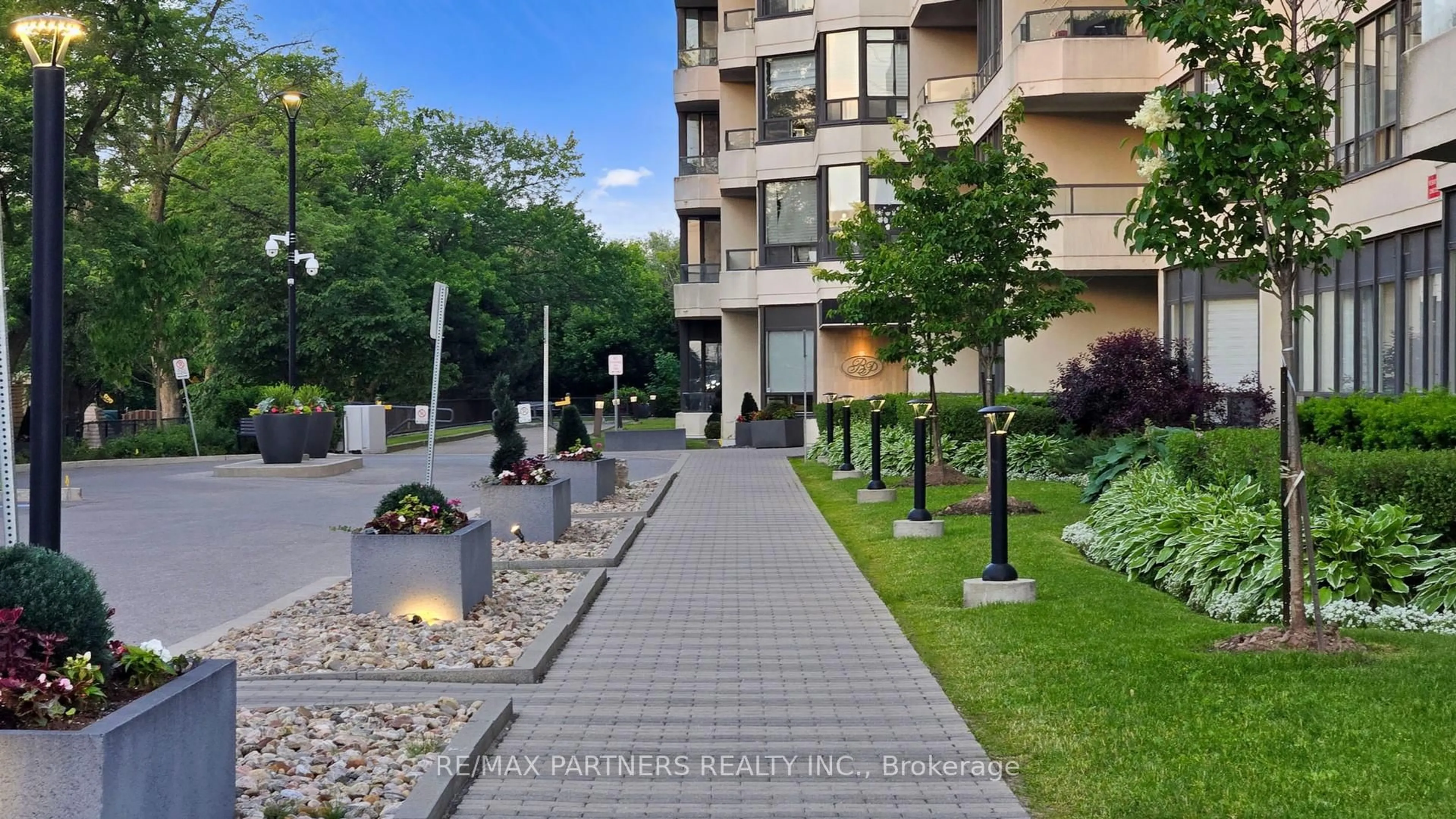 Patio, street for 8501 Bayview Ave #907, Richmond Hill Ontario L4B 3J7