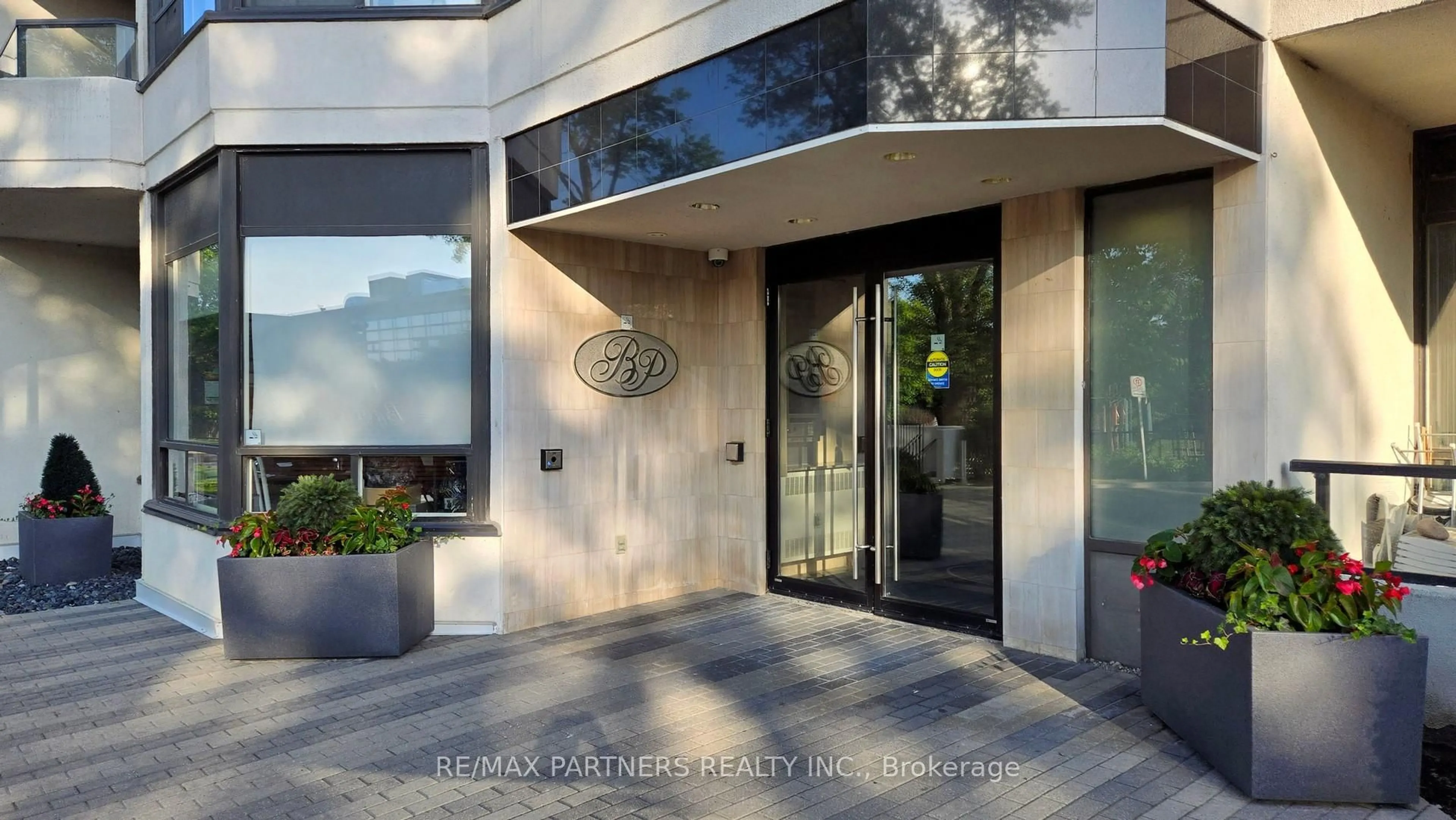 Indoor foyer for 8501 Bayview Ave #907, Richmond Hill Ontario L4B 3J7