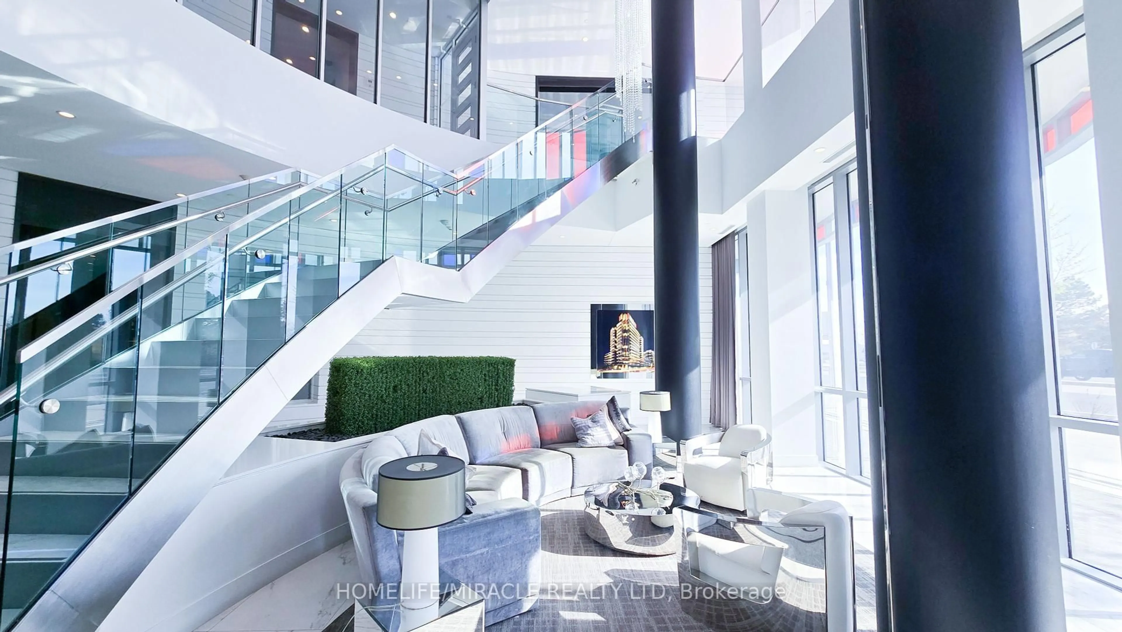 Indoor foyer for 9471 Yonge St #804, Richmond Hill Ontario L4C 0Z5