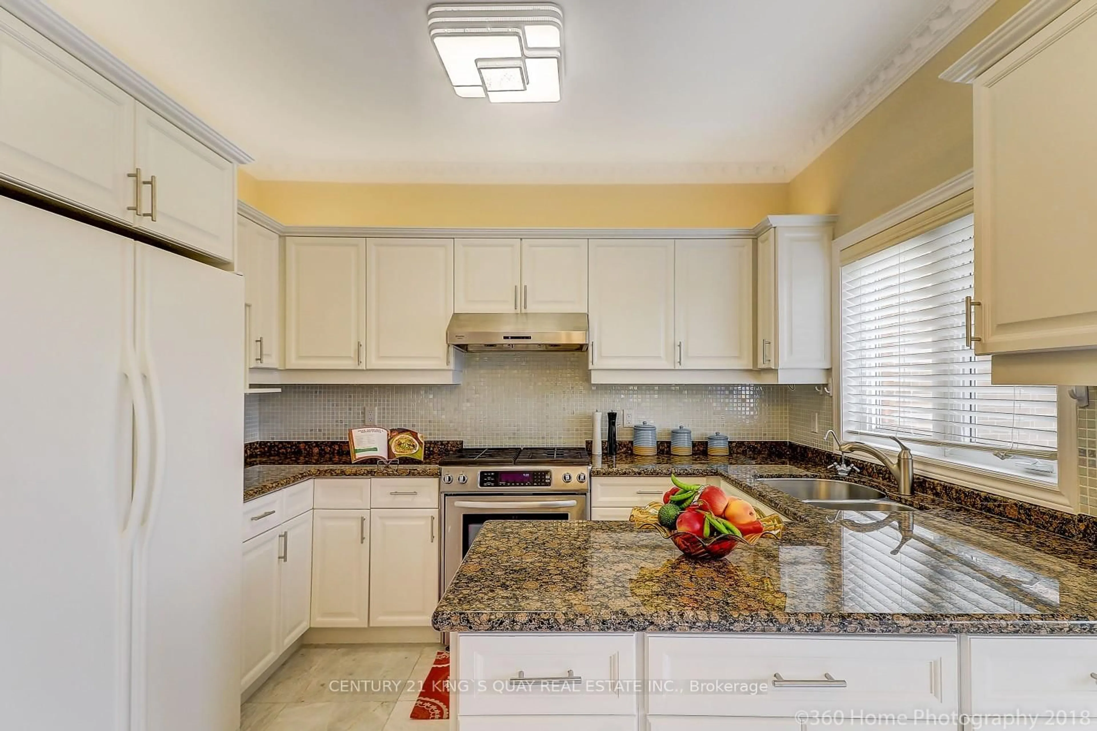 Standard kitchen, ceramic/tile floor for 5 Earl Grey Crt, Richmond Hill Ontario L4B 4E8