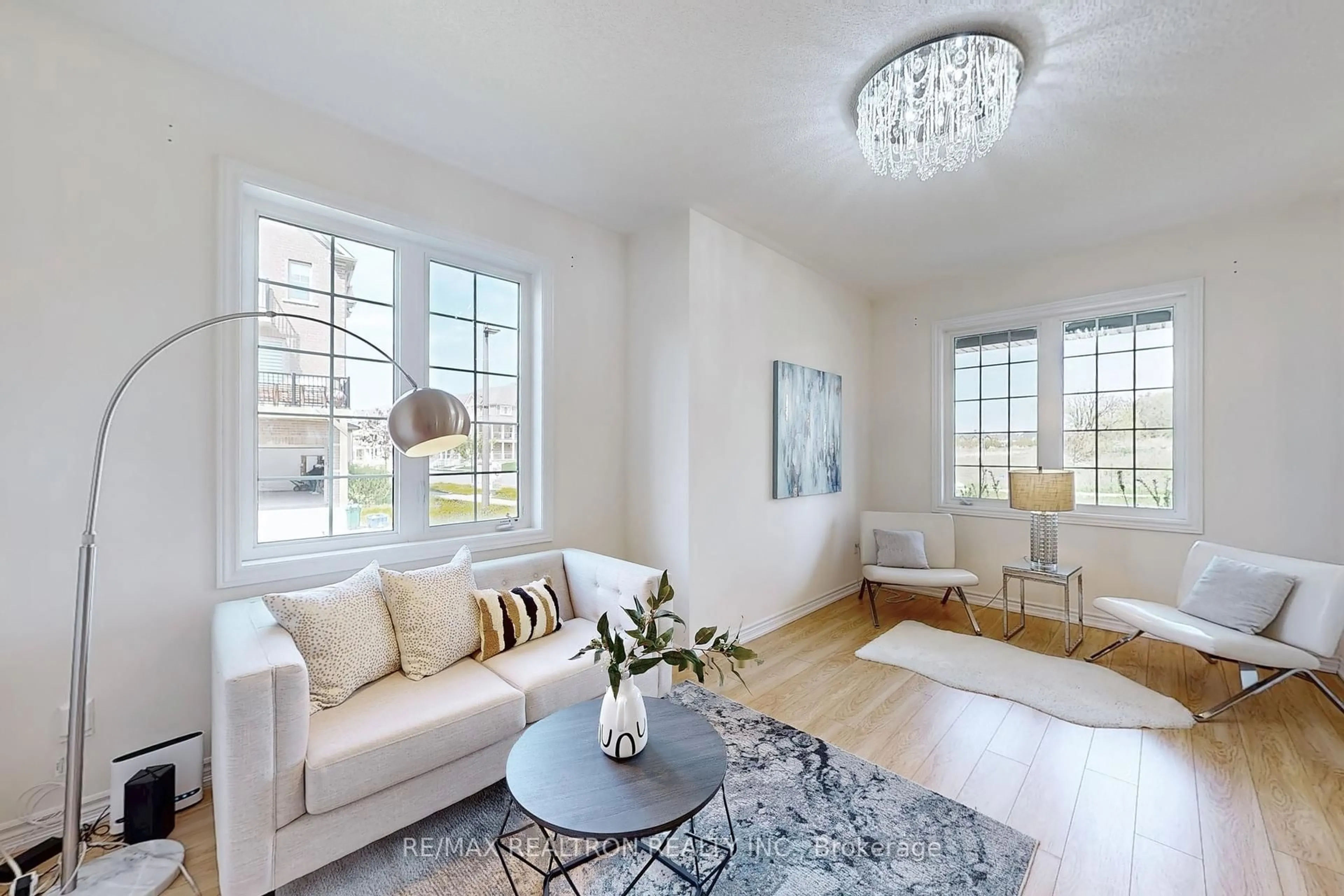 Living room with furniture, unknown for 189 RUSTLE WOODS Ave, Markham Ontario L6B 0T8