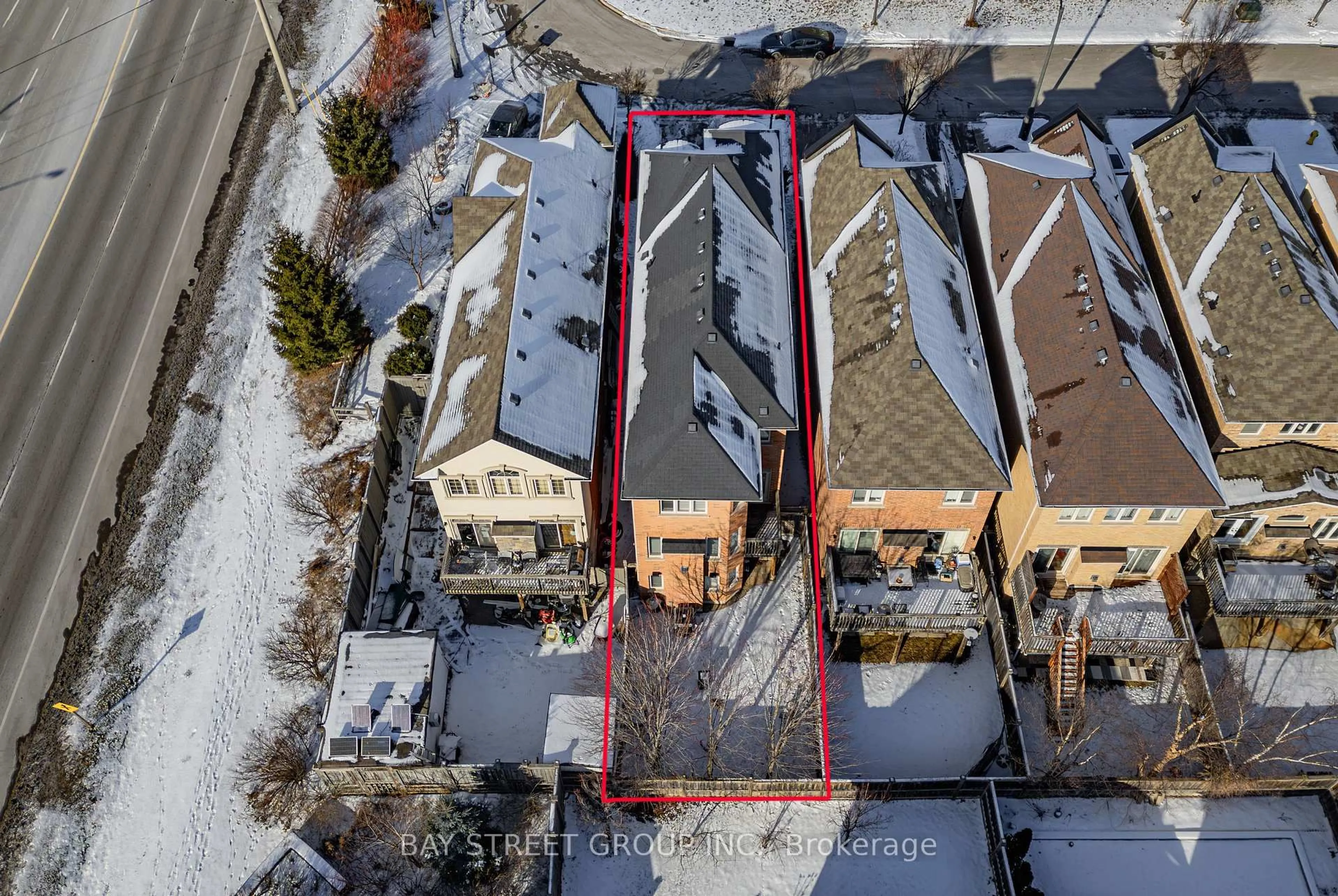 A pic from outside/outdoor area/front of a property/back of a property/a pic from drone, street for 21 Robert Green Cres, Vaughan Ontario L6A 0V6