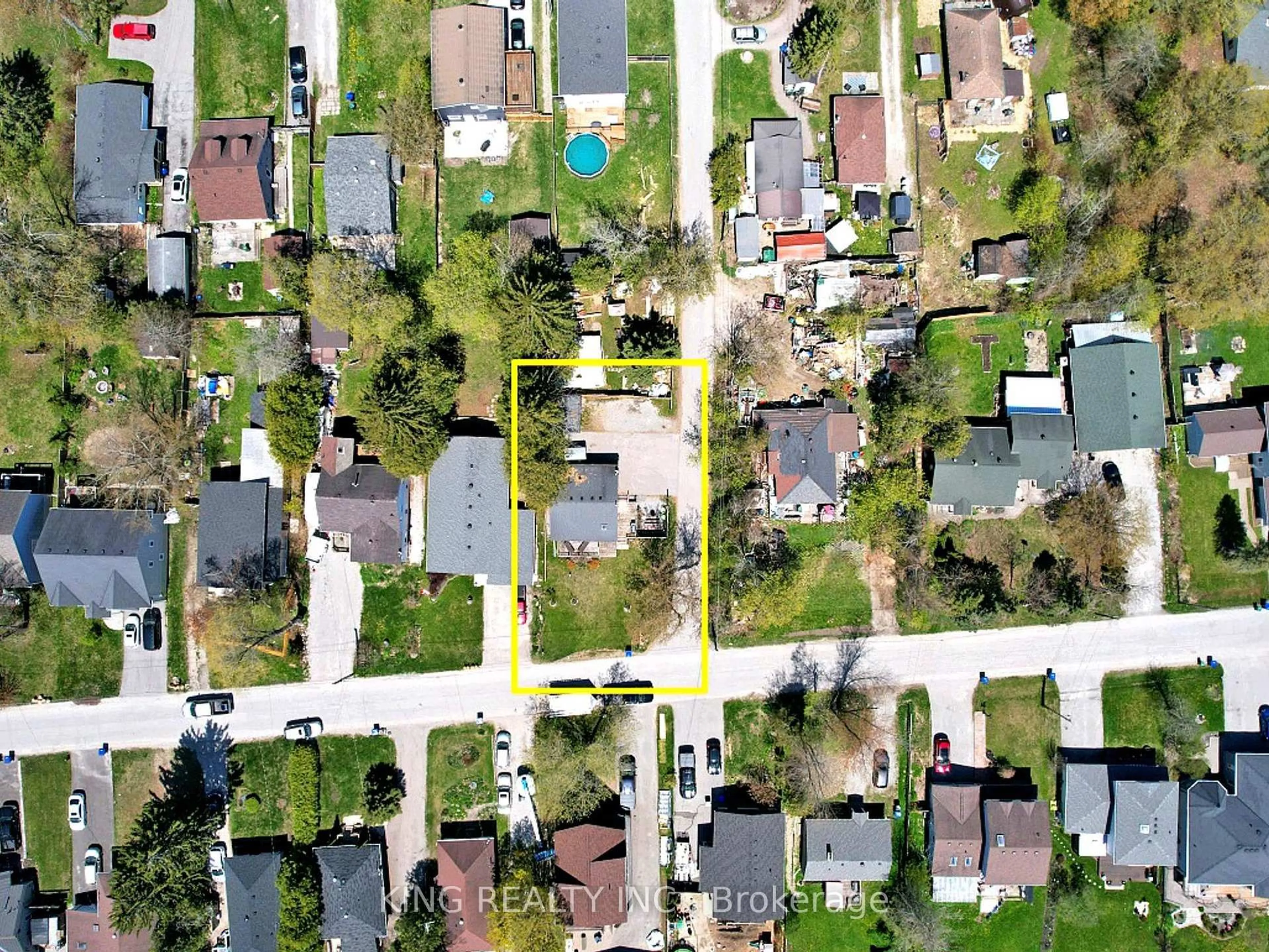 A pic from outside/outdoor area/front of a property/back of a property/a pic from drone, street for 674 Chestnut St, Innisfil Ontario L9S 2H7