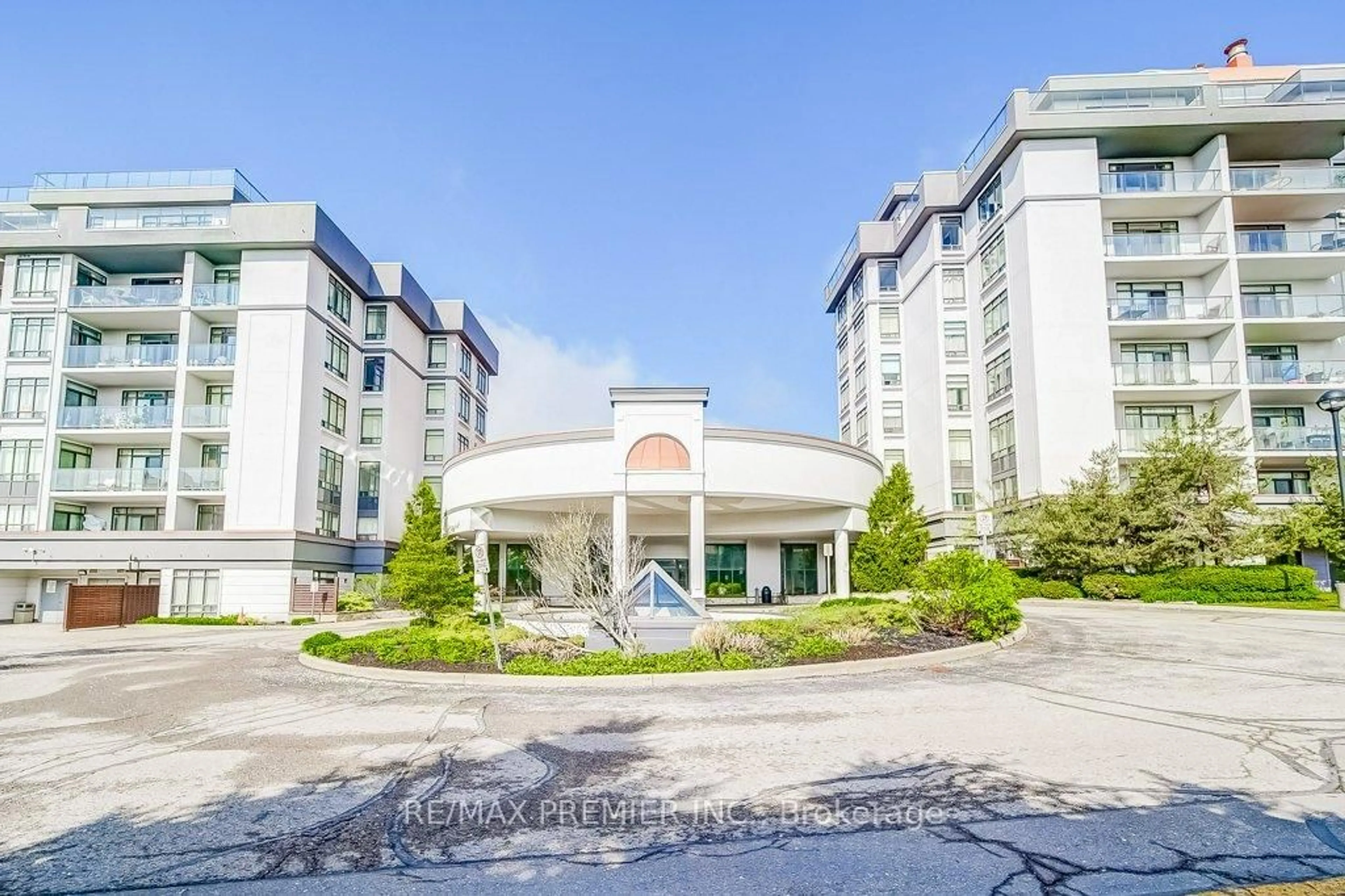 Indoor foyer for 11121 Yonge St #713, Richmond Hill Ontario L4C 0S7