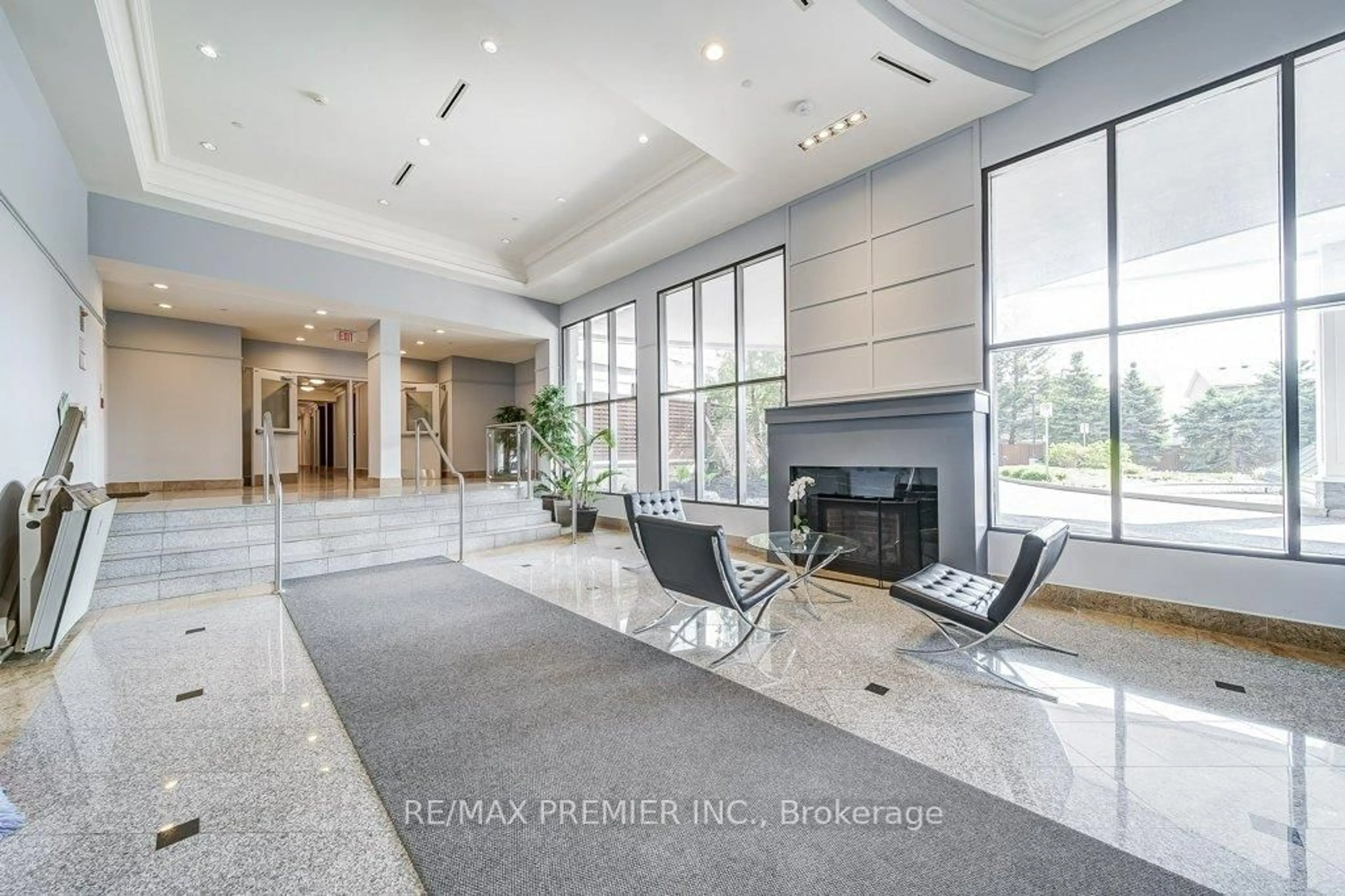 Indoor foyer for 11121 Yonge St #713, Richmond Hill Ontario L4C 0S7