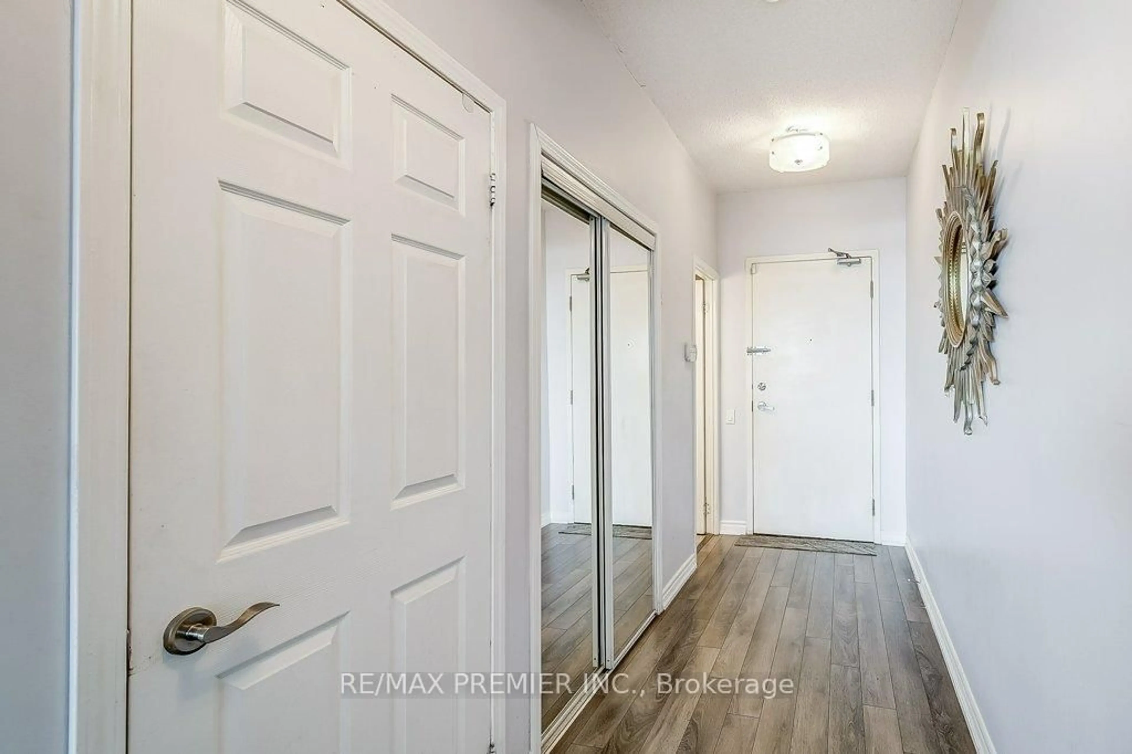 Indoor entryway for 11121 Yonge St #713, Richmond Hill Ontario L4C 0S7