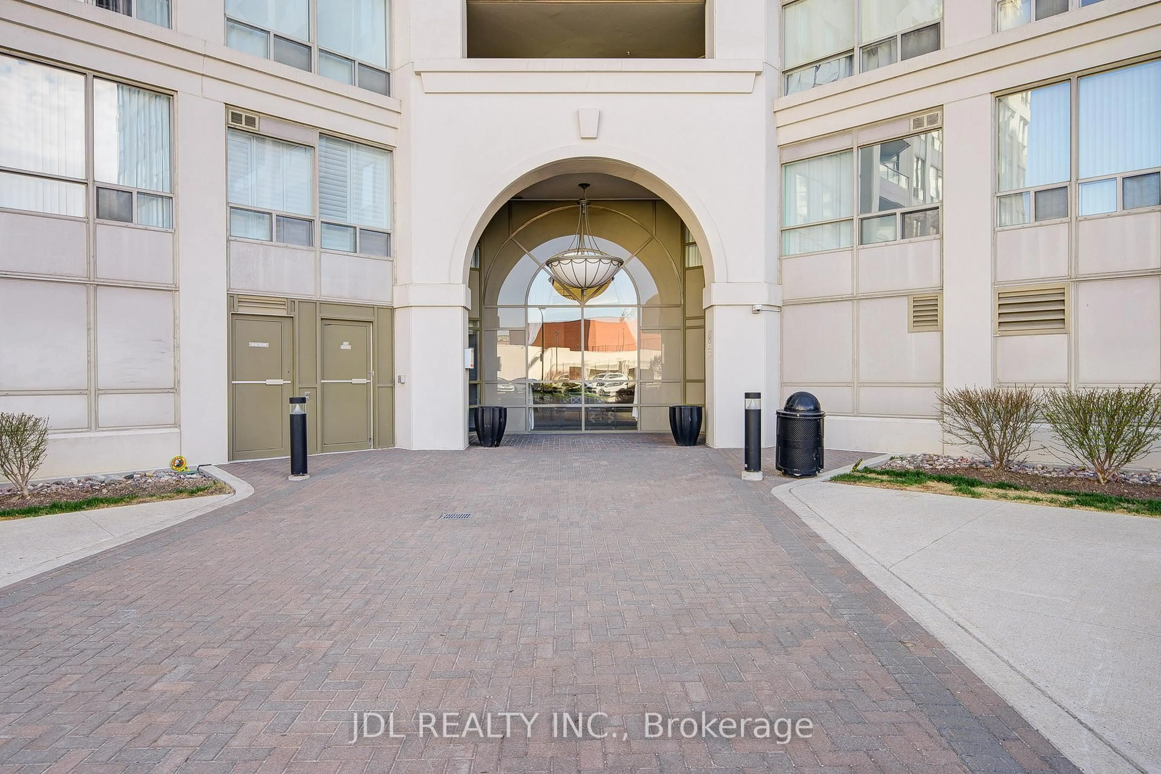 Indoor entryway for 9017 Leslie St #816, Richmond Hill Ontario L4B 4R8