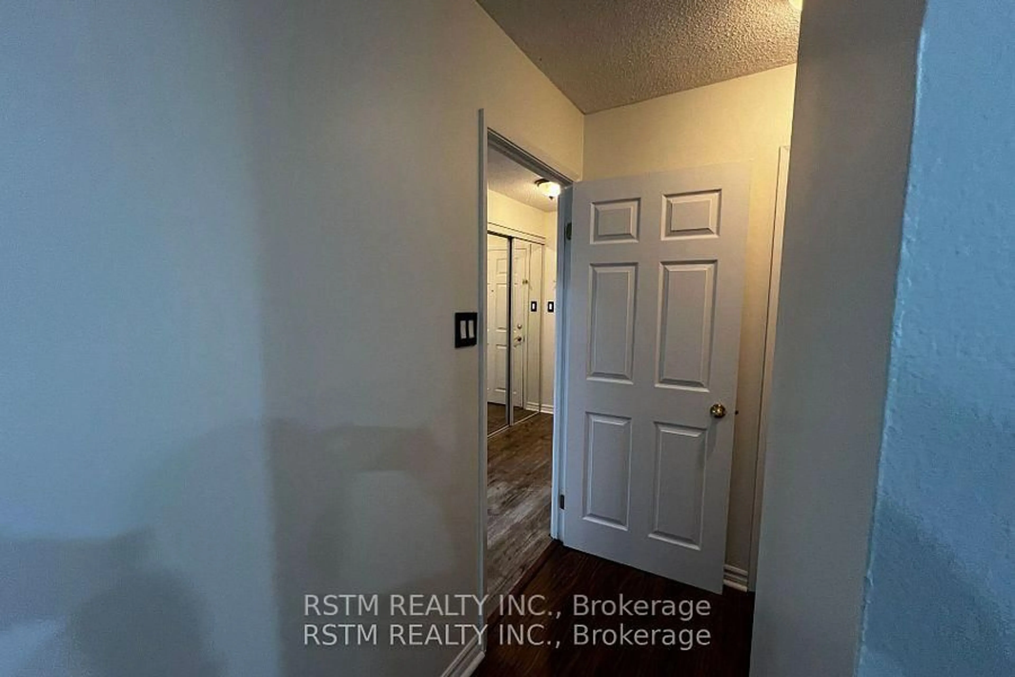Indoor entryway for 175 Cedar Ave #808, Richmond Hill Ontario L4C 9V3