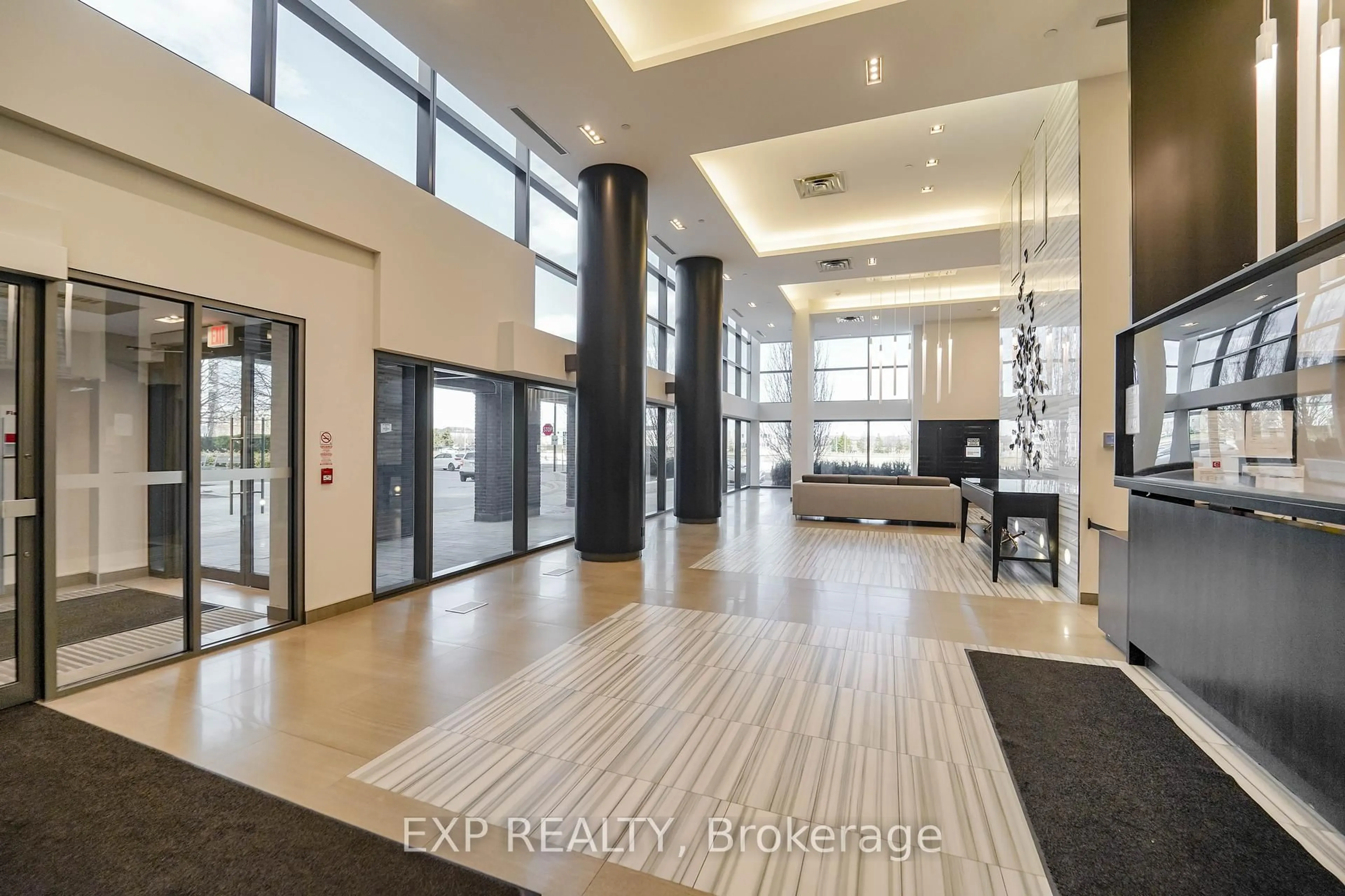 Indoor foyer for 55 Oneida Cres #1011, Richmond Hill Ontario L4B 0E8