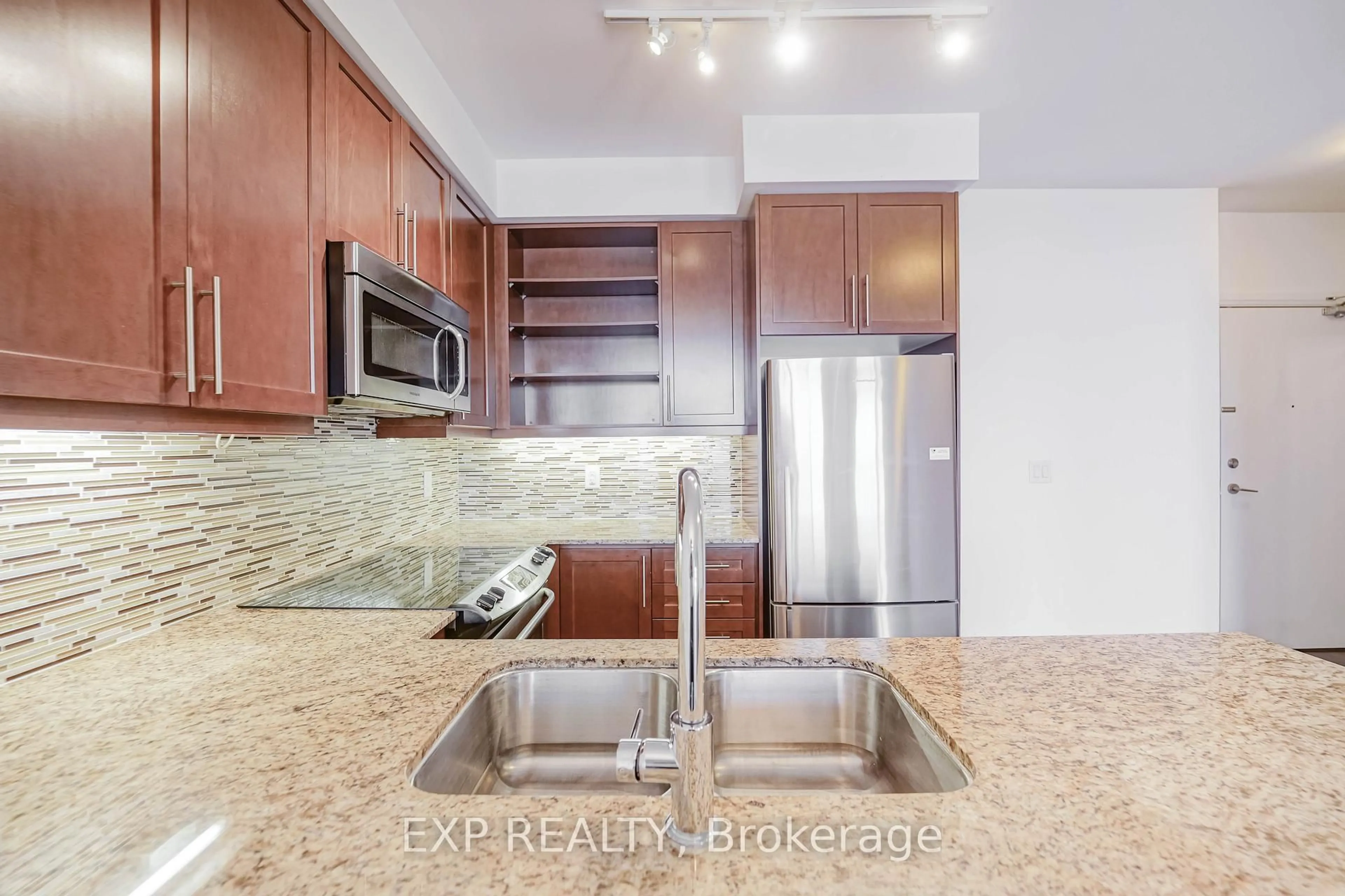 Standard kitchen, ceramic/tile floor for 55 Oneida Cres #1011, Richmond Hill Ontario L4B 0E8
