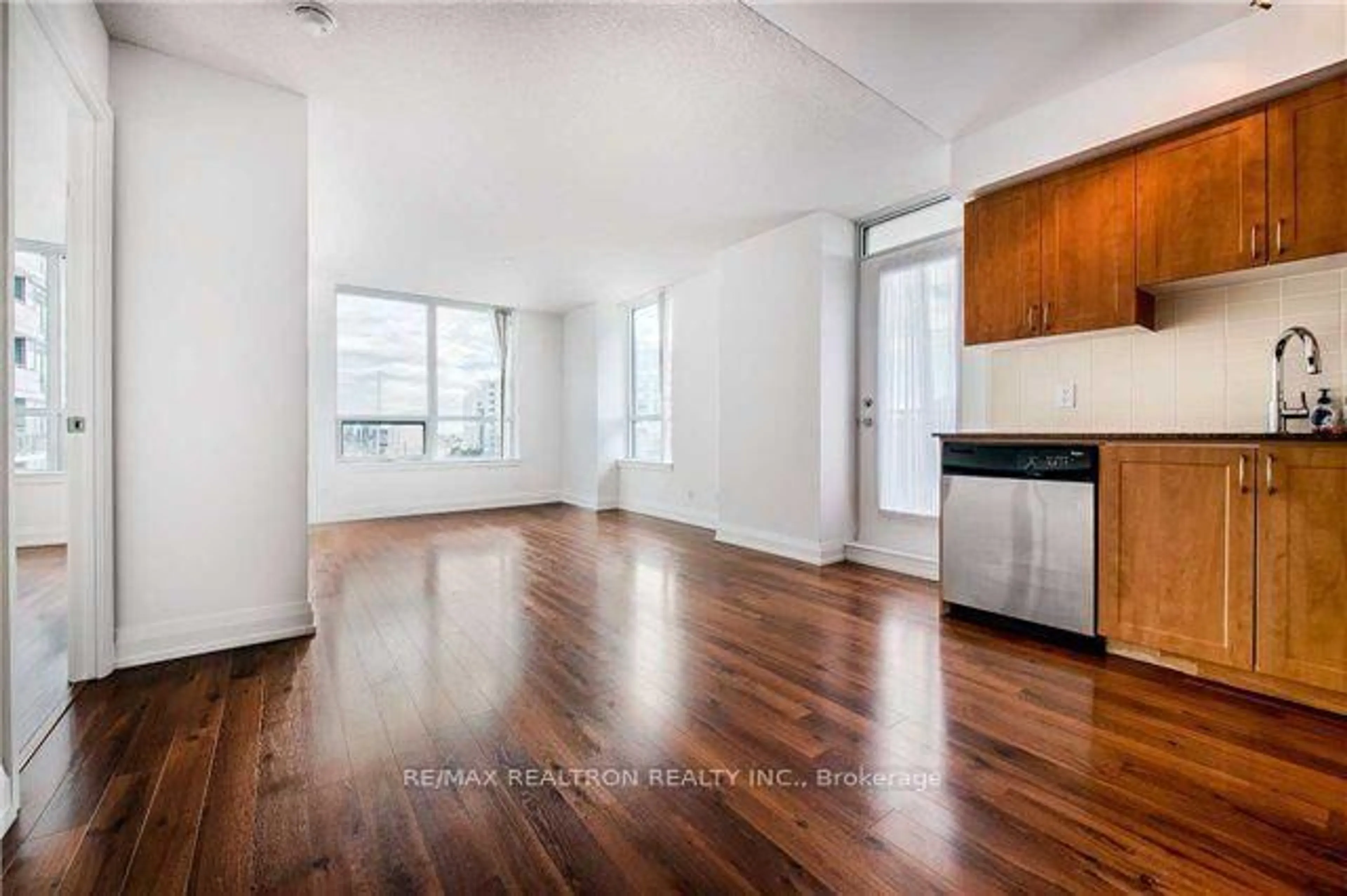 A pic of a room for 370 Highway 7 St #507, Richmond Hill Ontario L4B 0C4