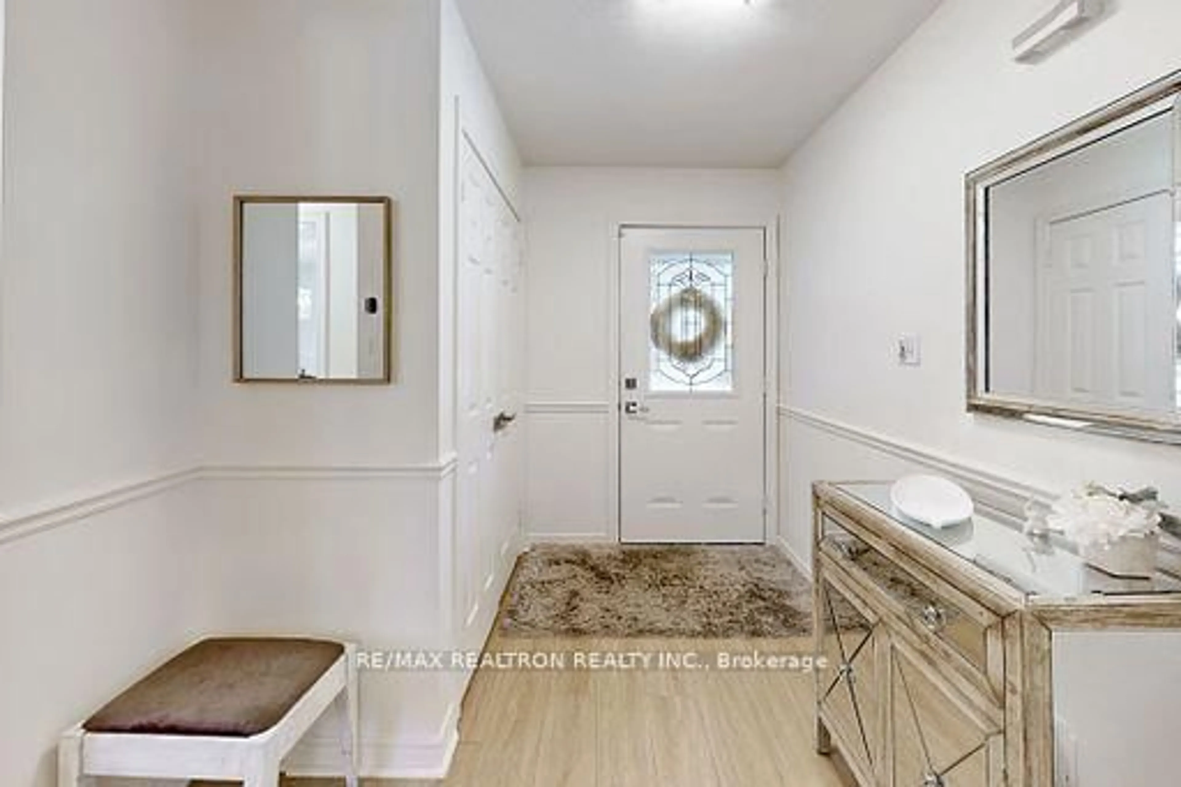 Indoor entryway for 21 Litner Cres, Georgina Ontario L4P 3V1