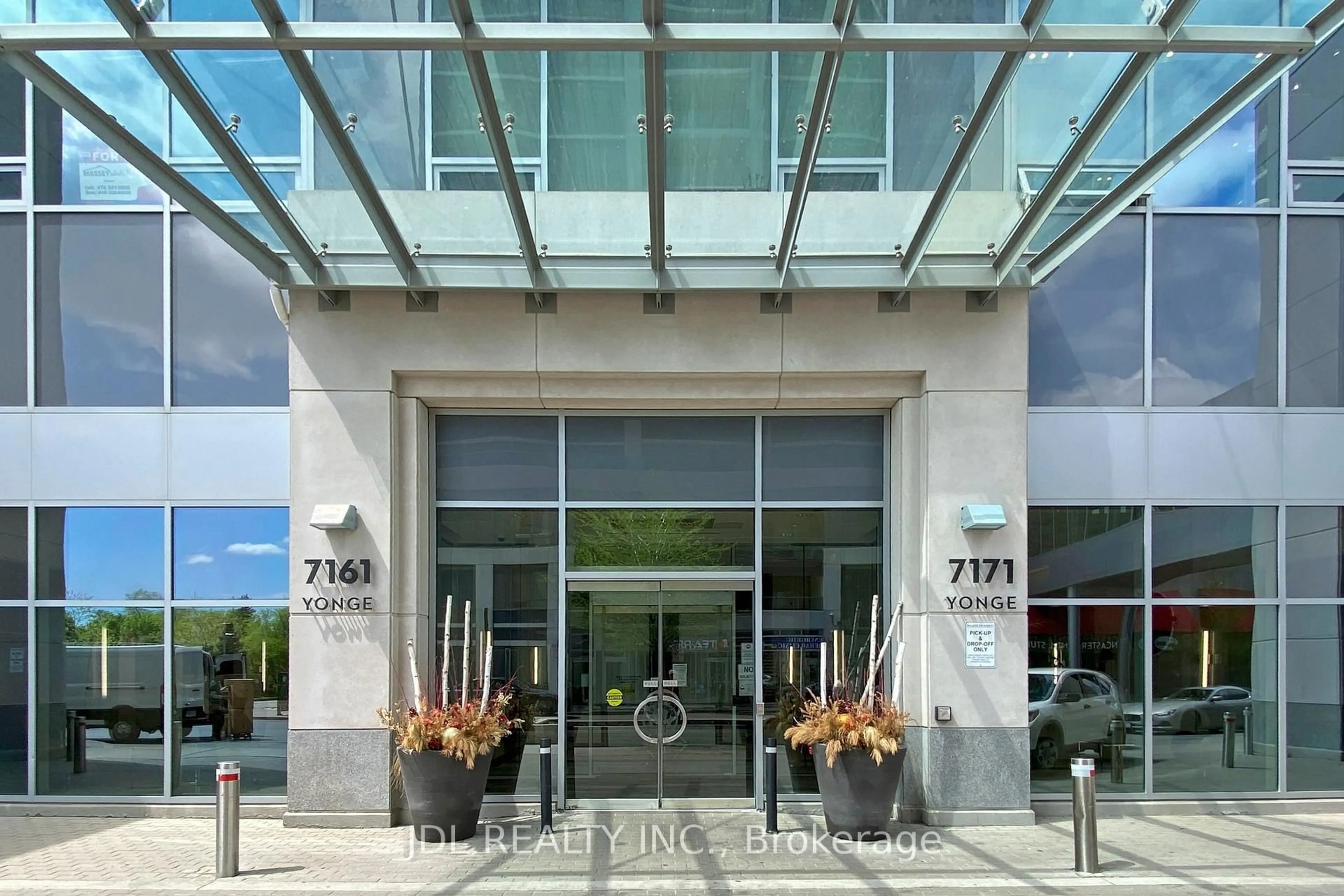 Indoor foyer for 7171 Yonge St #736, Markham Ontario L3T 0C5