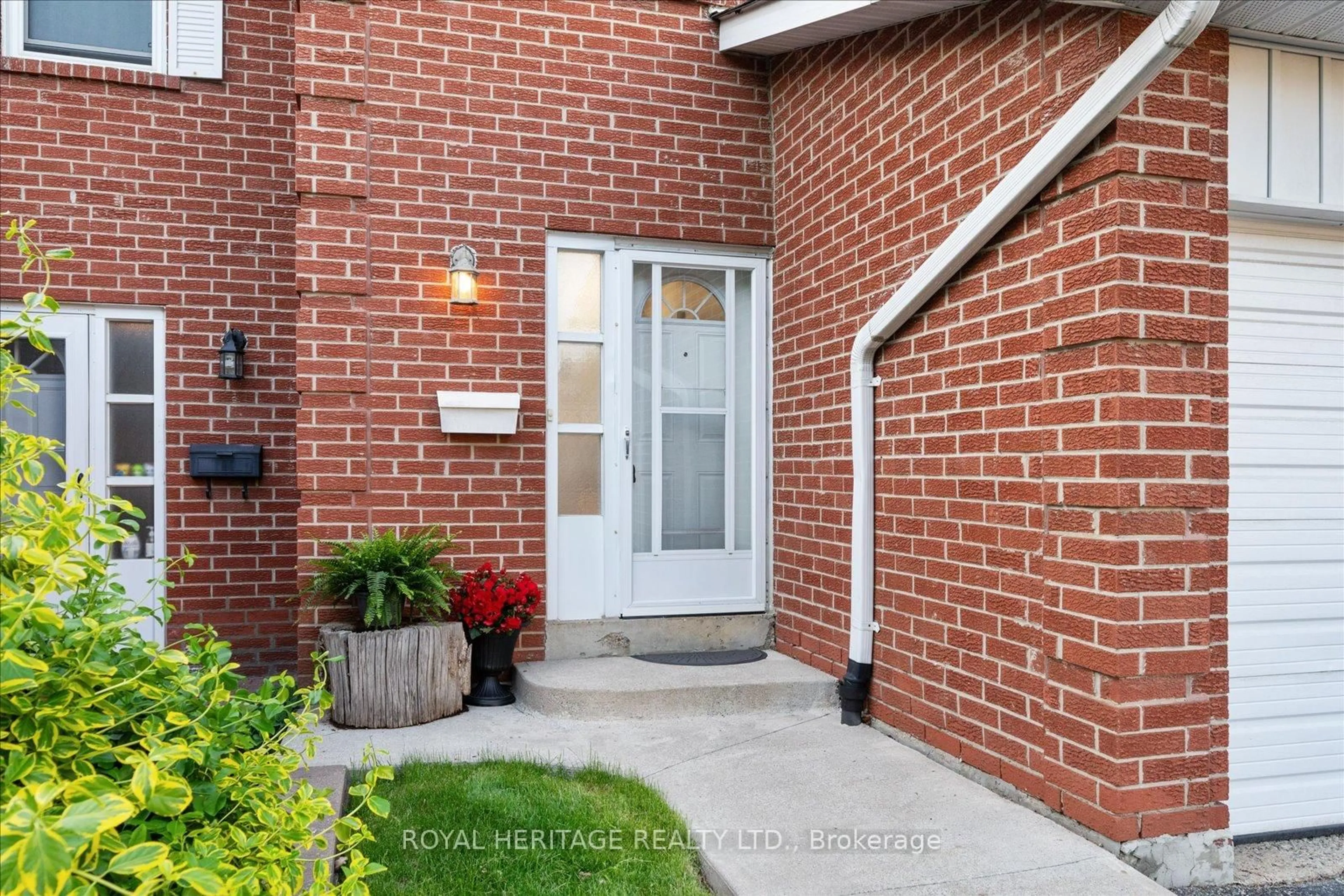 Indoor entryway for 18 Reith Way, Markham Ontario L3T 5C7