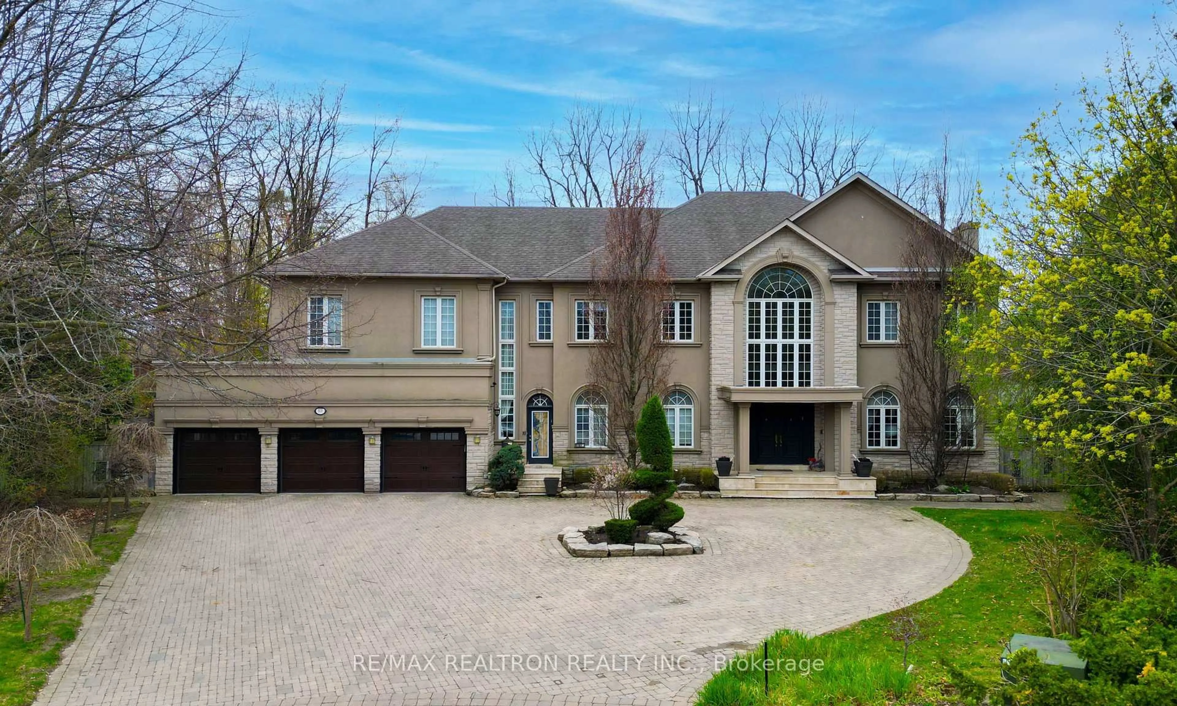 A pic from outside/outdoor area/front of a property/back of a property/a pic from drone, street for 161 Renaissance Crt, Vaughan Ontario L4J 7W4