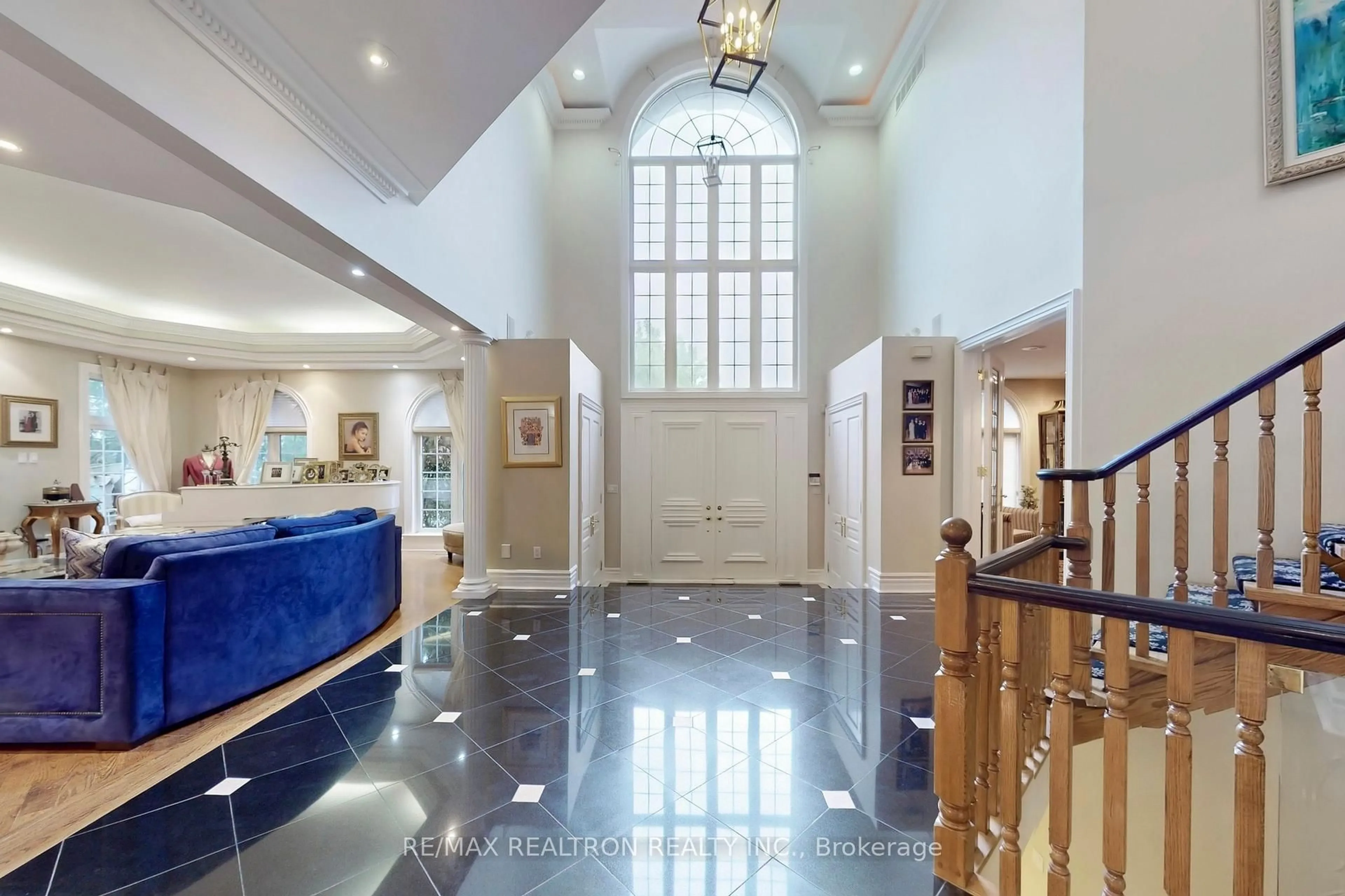 Indoor foyer for 161 Renaissance Crt, Vaughan Ontario L4J 7W4