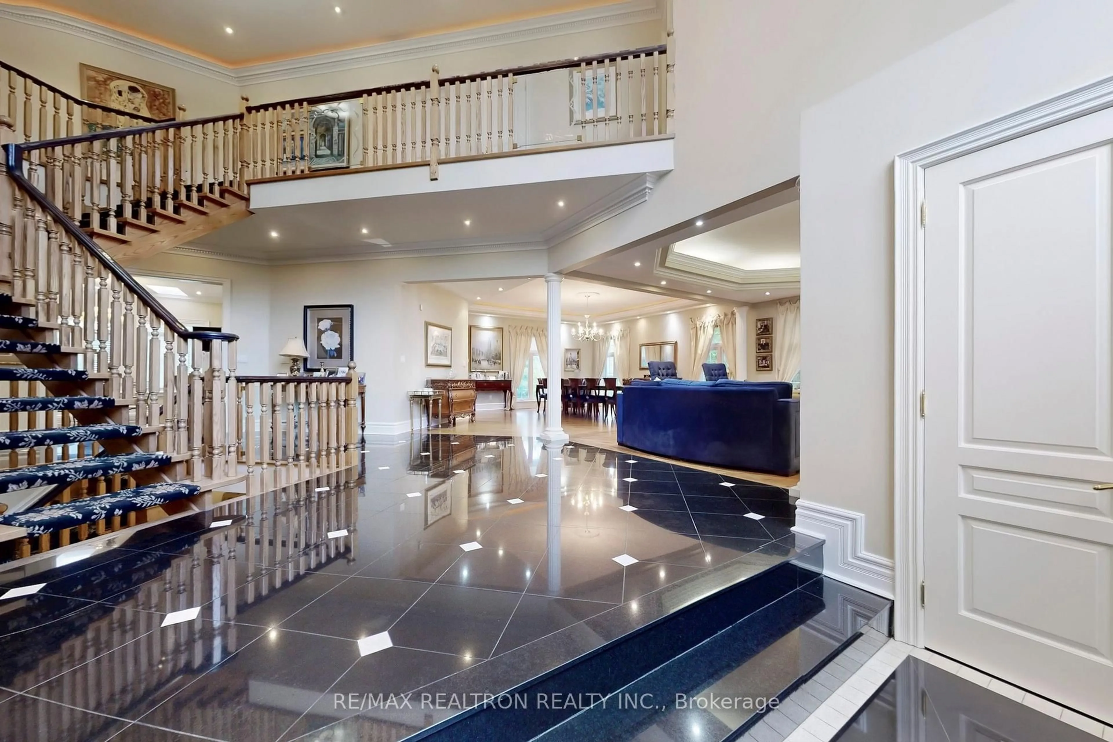 Indoor foyer for 161 Renaissance Crt, Vaughan Ontario L4J 7W4