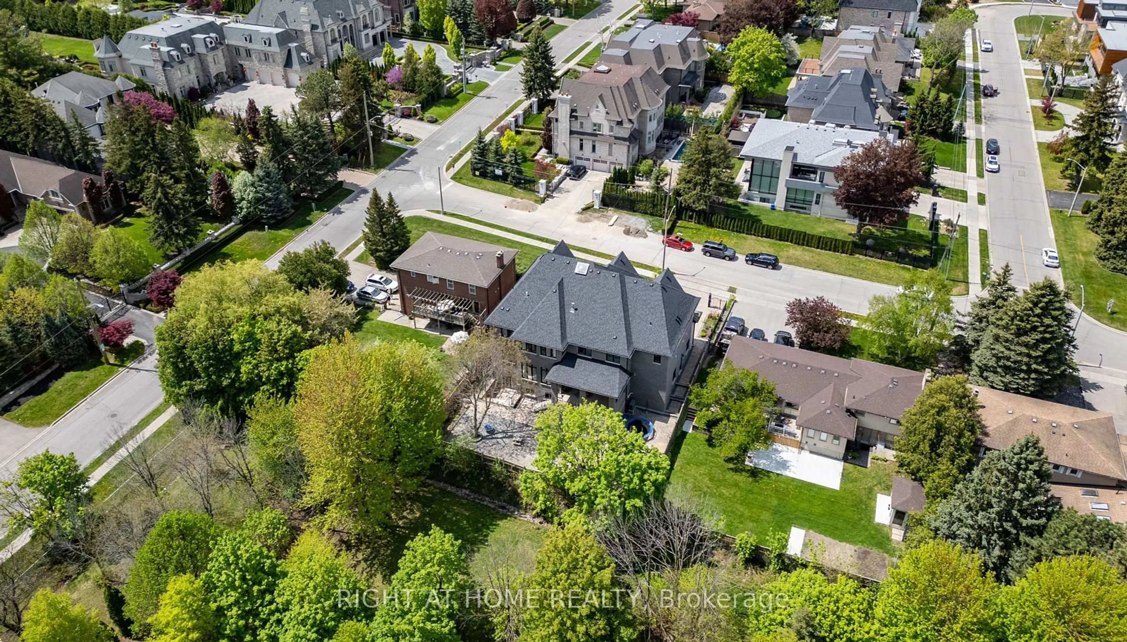 A pic from outside/outdoor area/front of a property/back of a property/a pic from drone, street for 3 Claridge Dr, Richmond Hill Ontario L4C 6G8