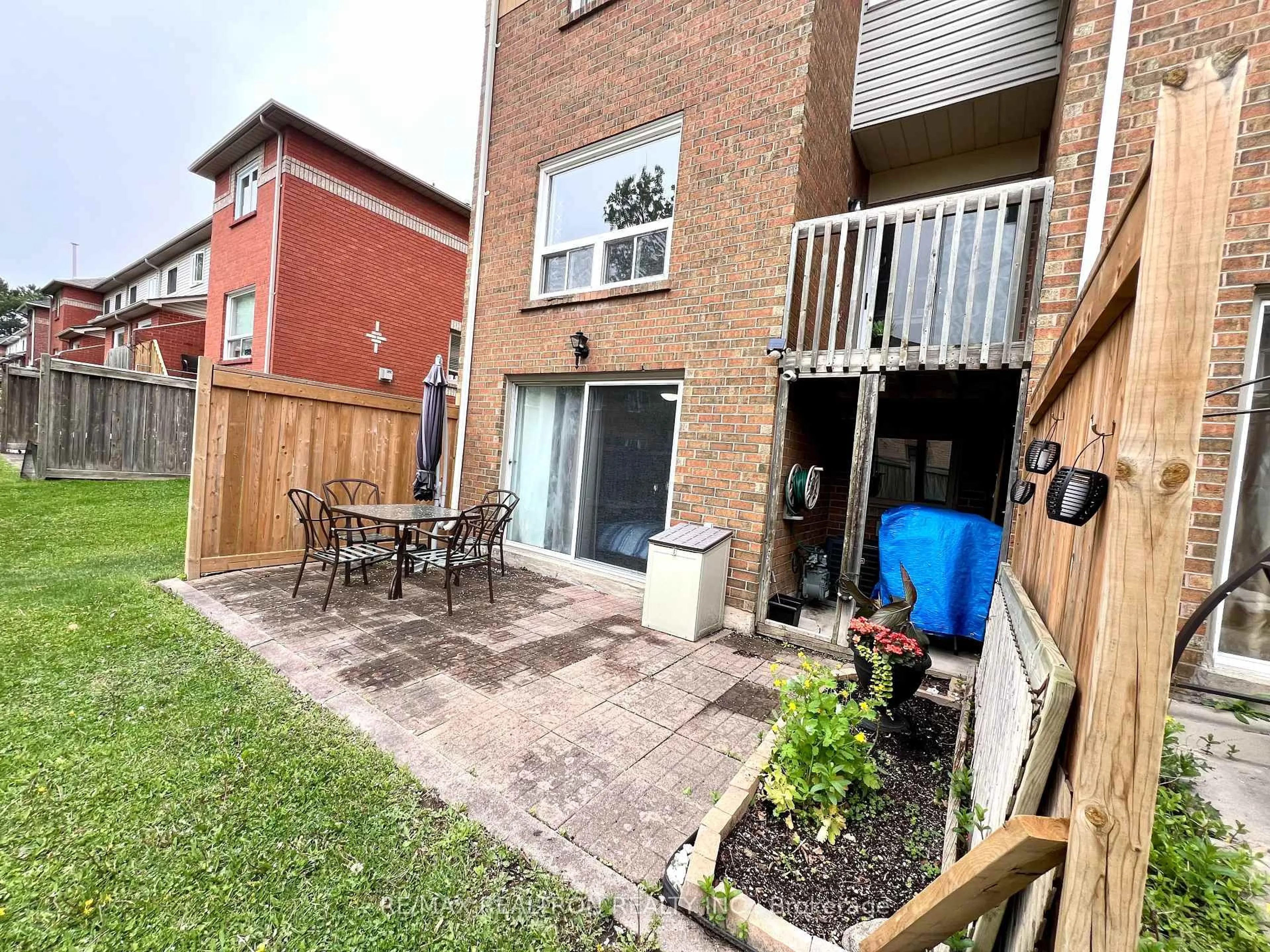 Patio, street for 895 Caribou Valley Circ #15, Newmarket Ontario L3X 1W9