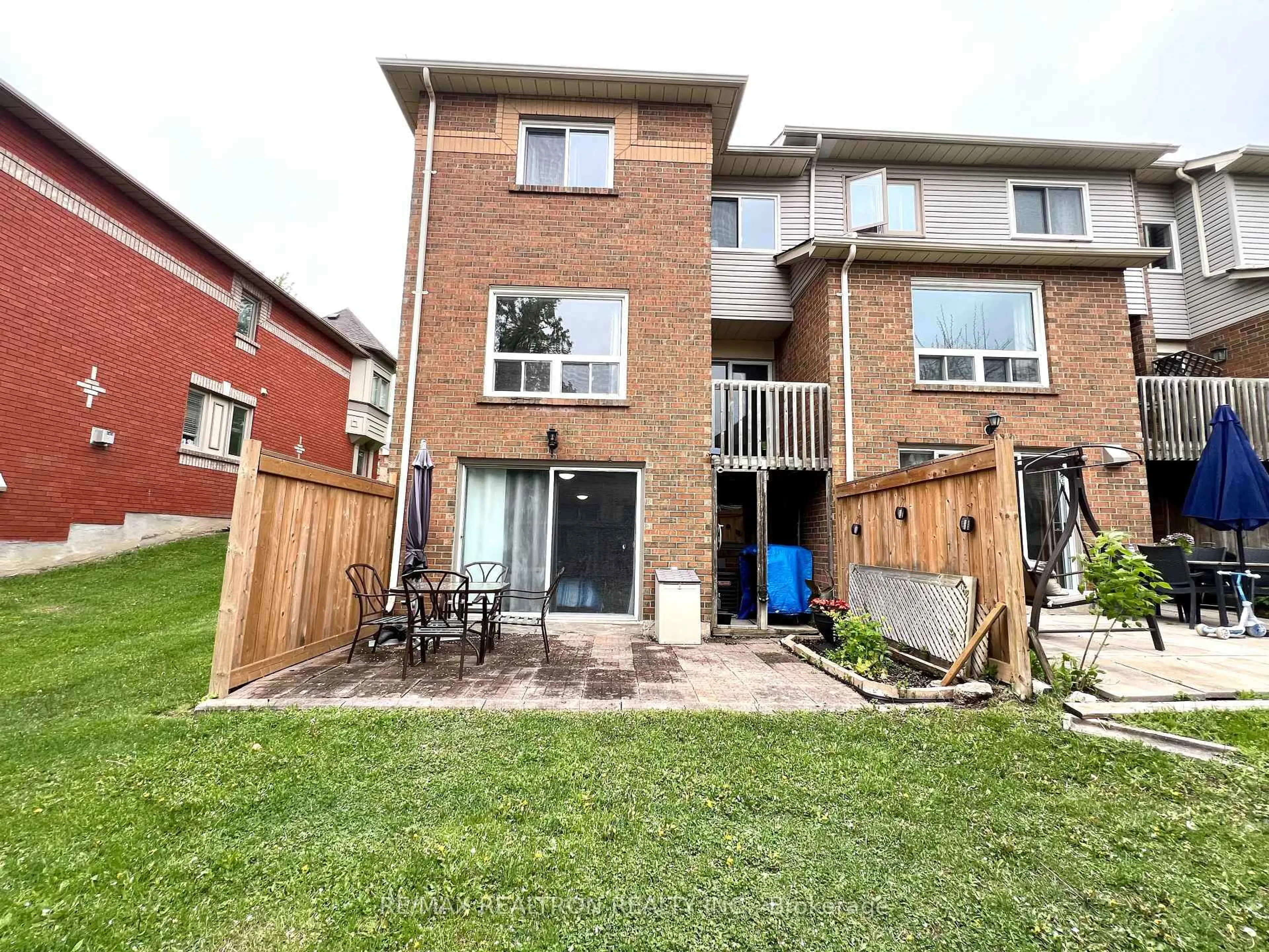 Unknown for 895 Caribou Valley Circ #15, Newmarket Ontario L3X 1W9