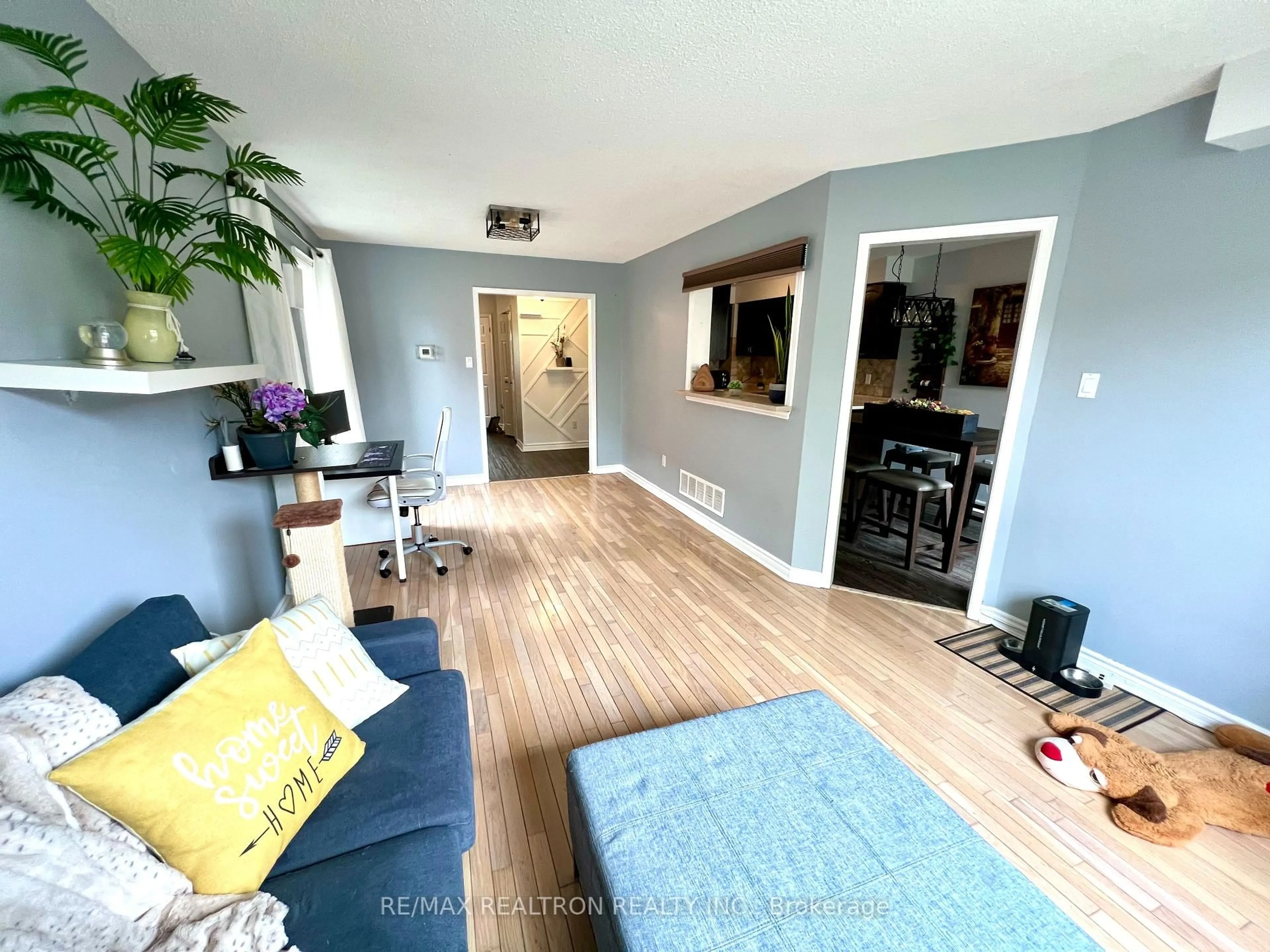 A pic of a room for 895 Caribou Valley Circ #15, Newmarket Ontario L3X 1W9
