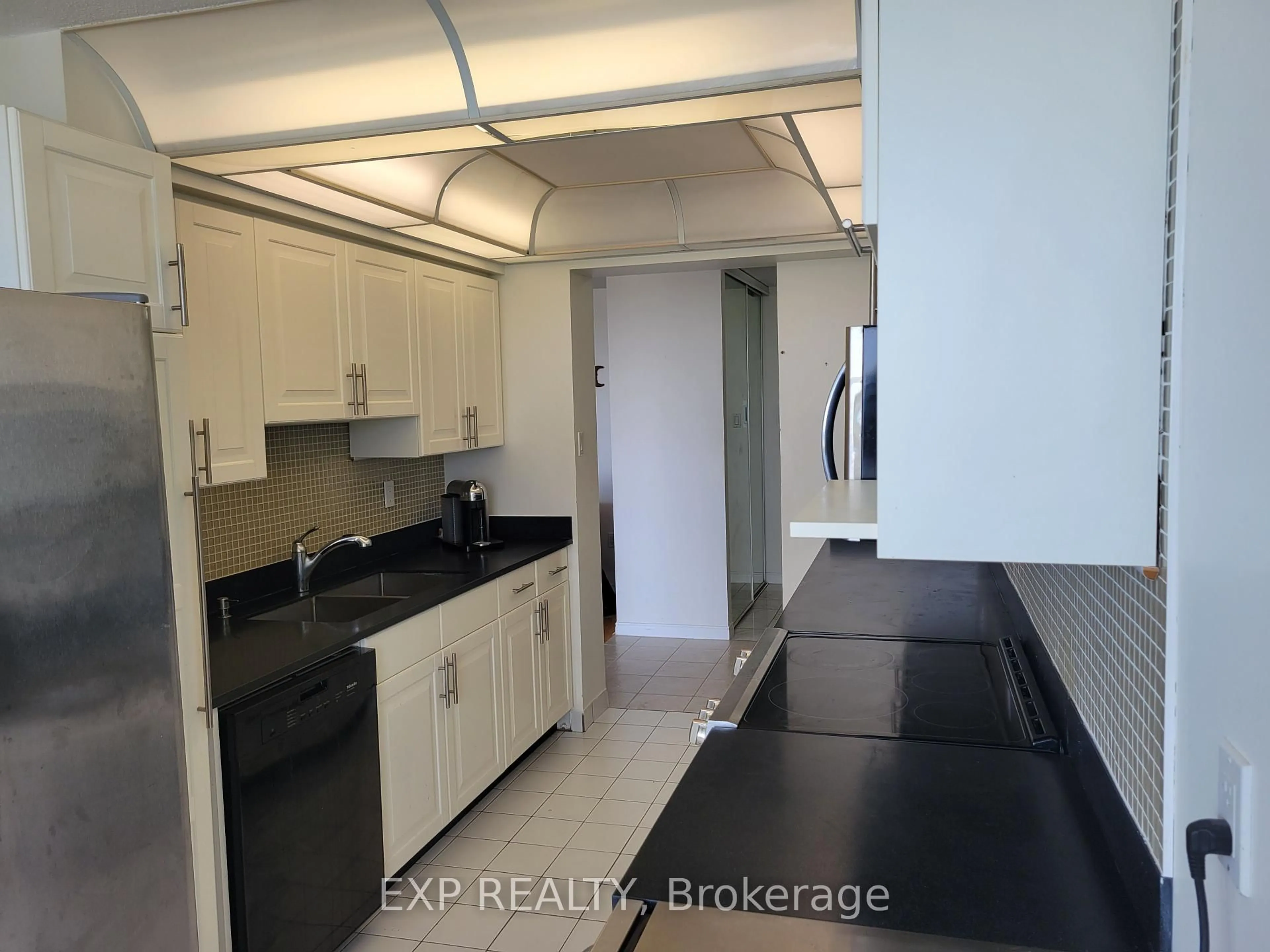 Standard kitchen, unknown for 7250 Yonge St #1005, Vaughan Ontario L4J 7X1