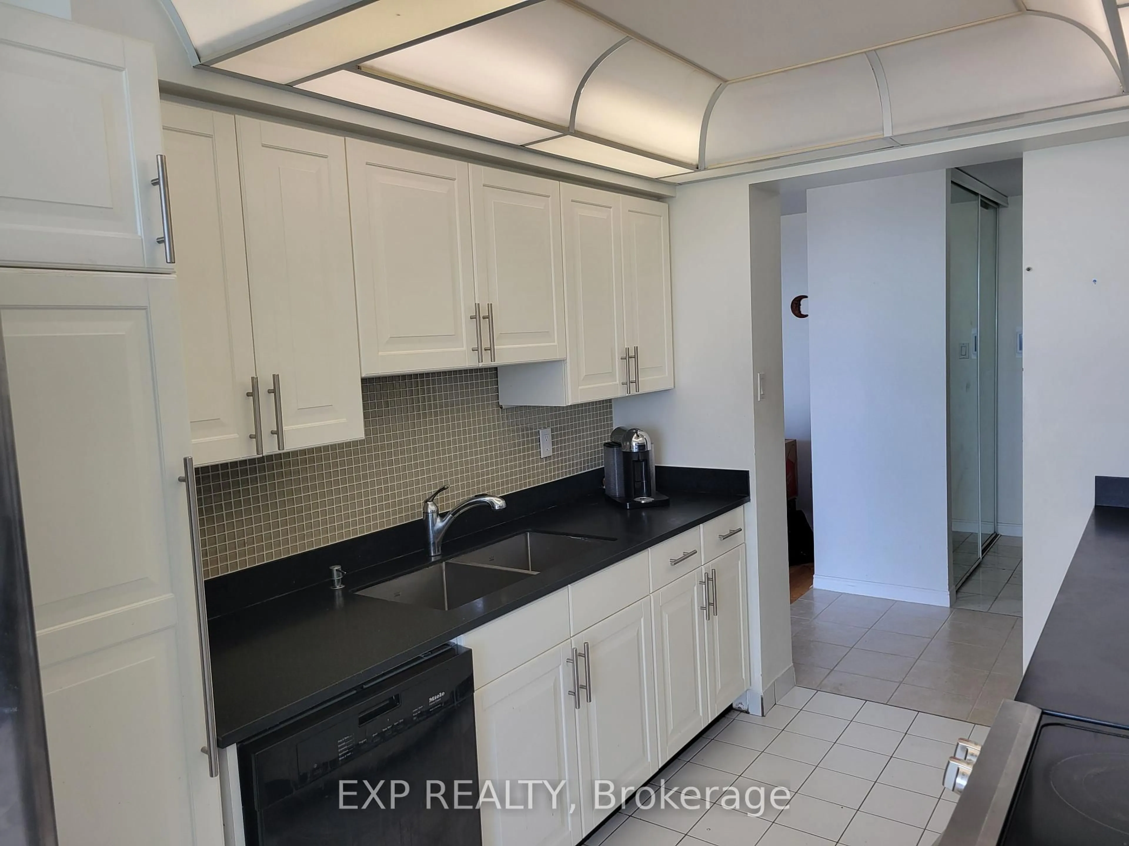 Standard kitchen, ceramic/tile floor for 7250 Yonge St #1005, Vaughan Ontario L4J 7X1