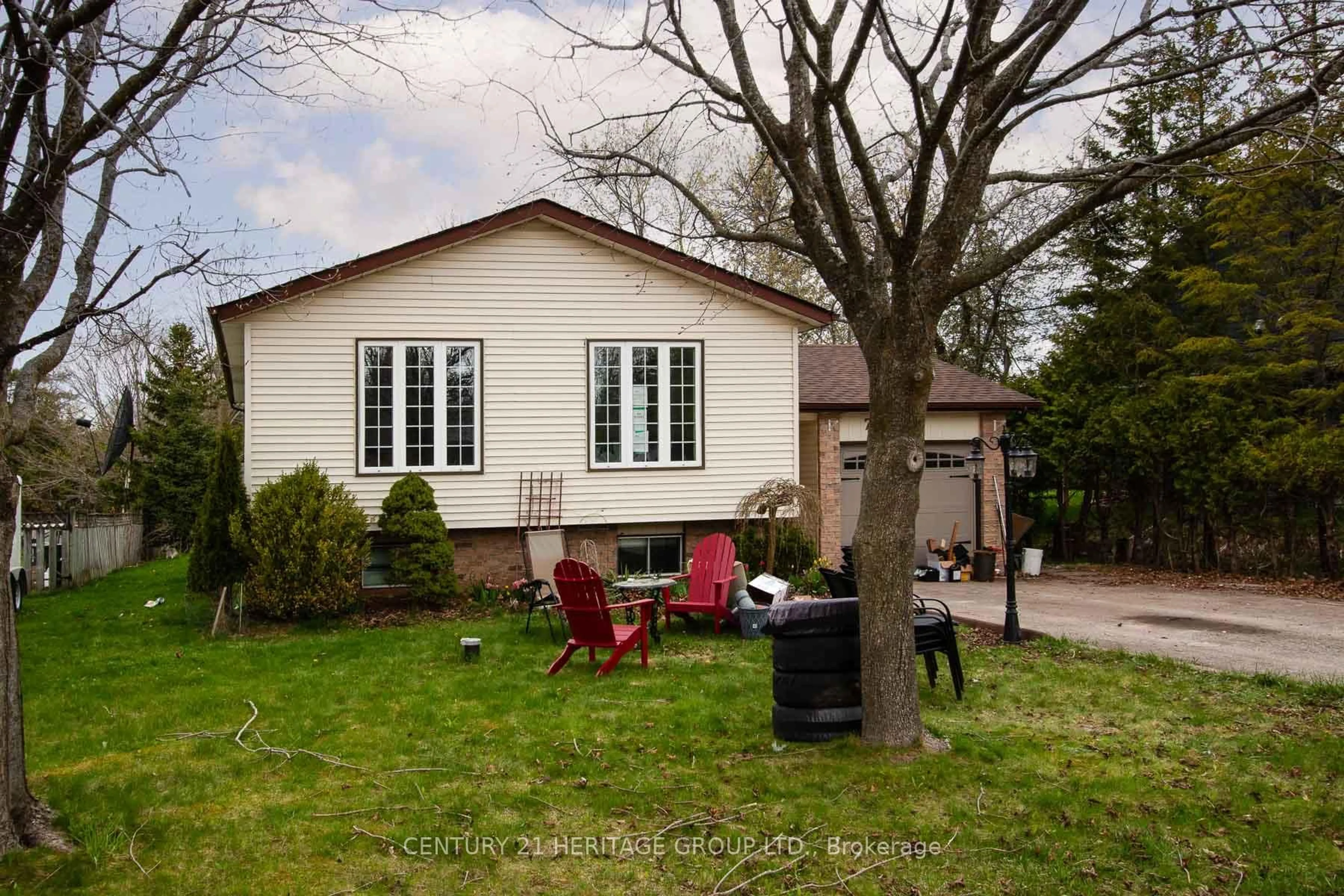Home with vinyl exterior material, street for 70 Dorothy Ave, Georgina Ontario L0E 1R0