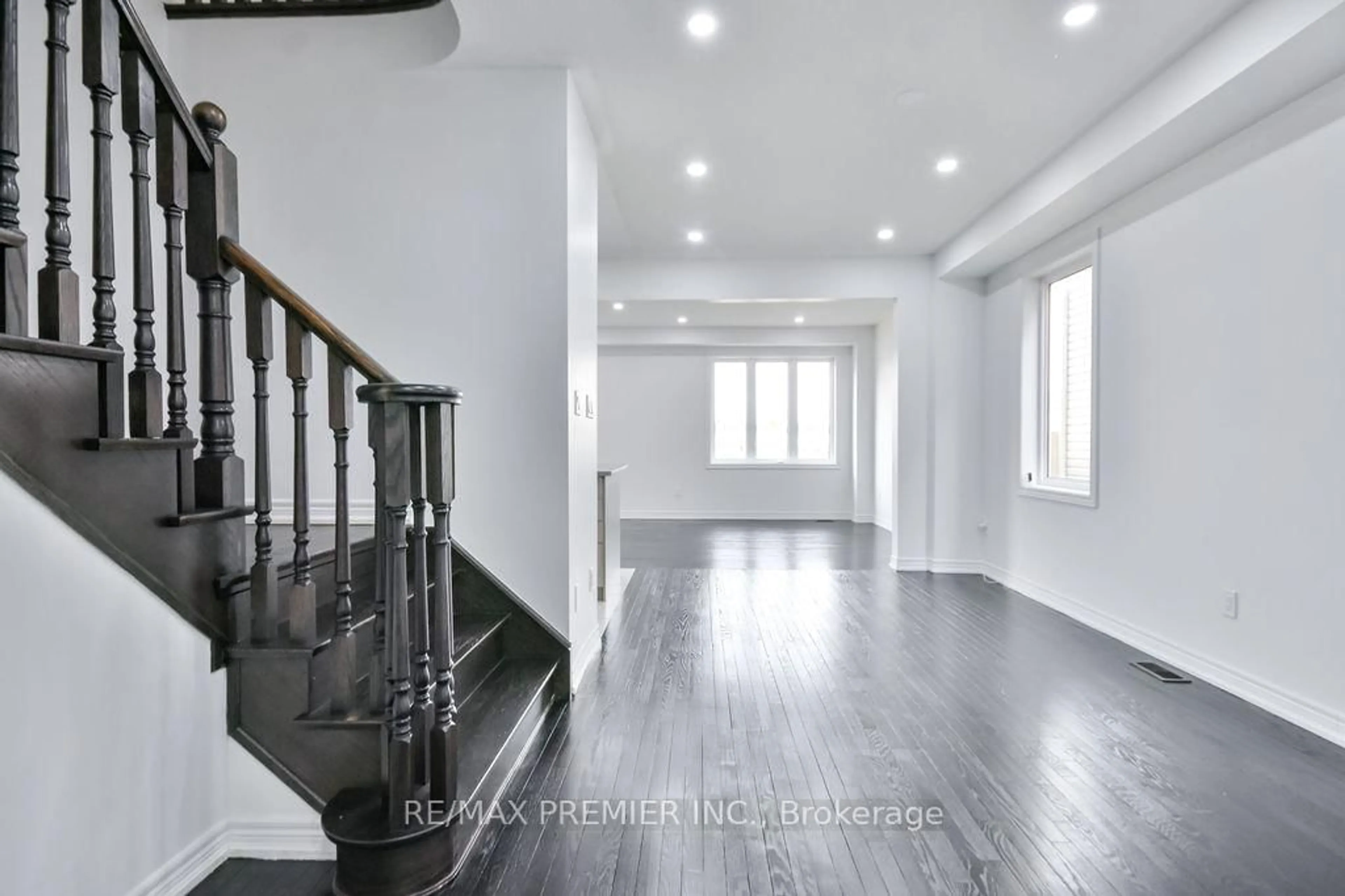 Indoor entryway for 51 Sasco Way, Essa Ontario L0M 1B4