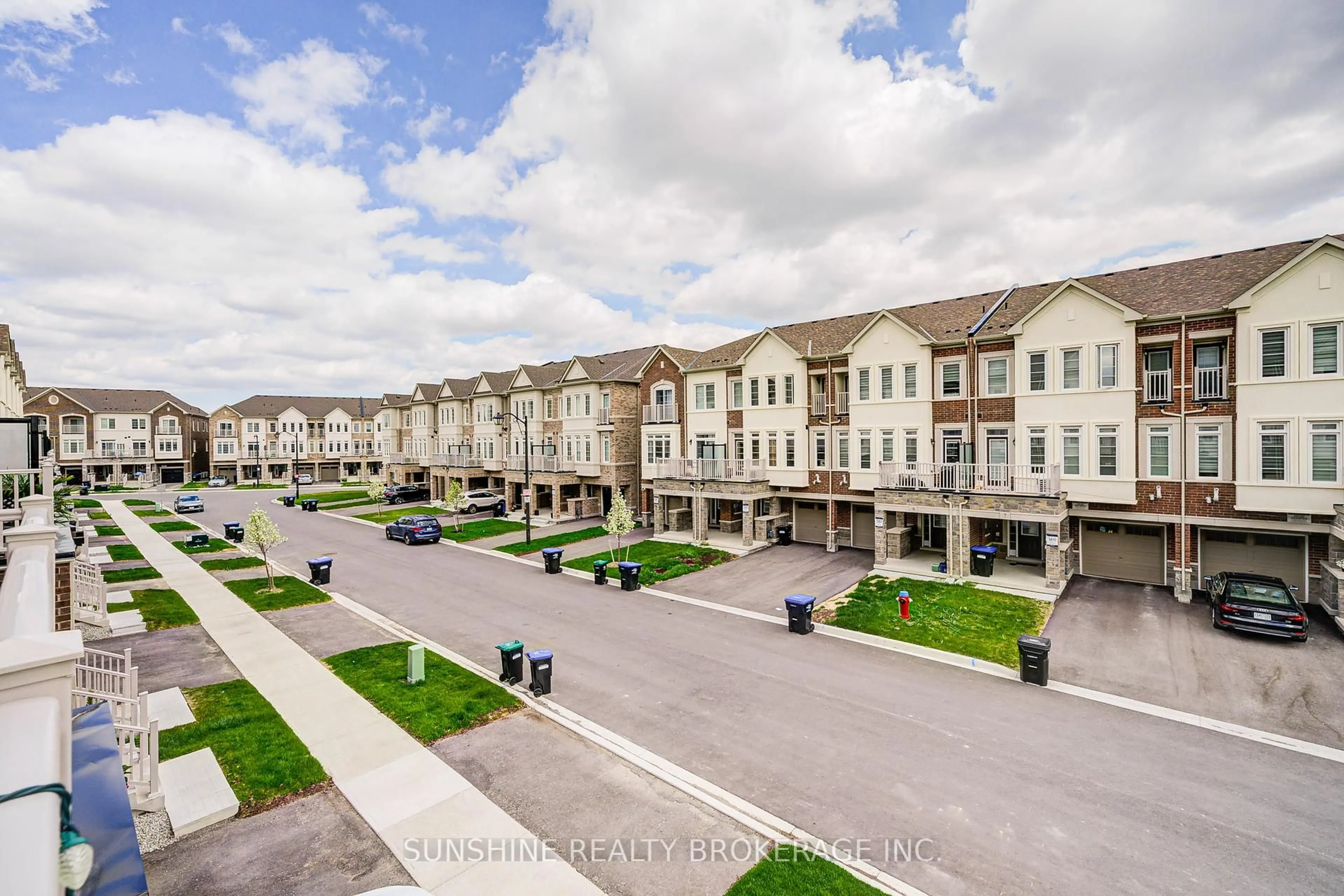 A pic from outside/outdoor area/front of a property/back of a property/a pic from drone, street for 8 Mel Irving Dr, Bradford West Gwillimbury Ontario L3Z 4P1