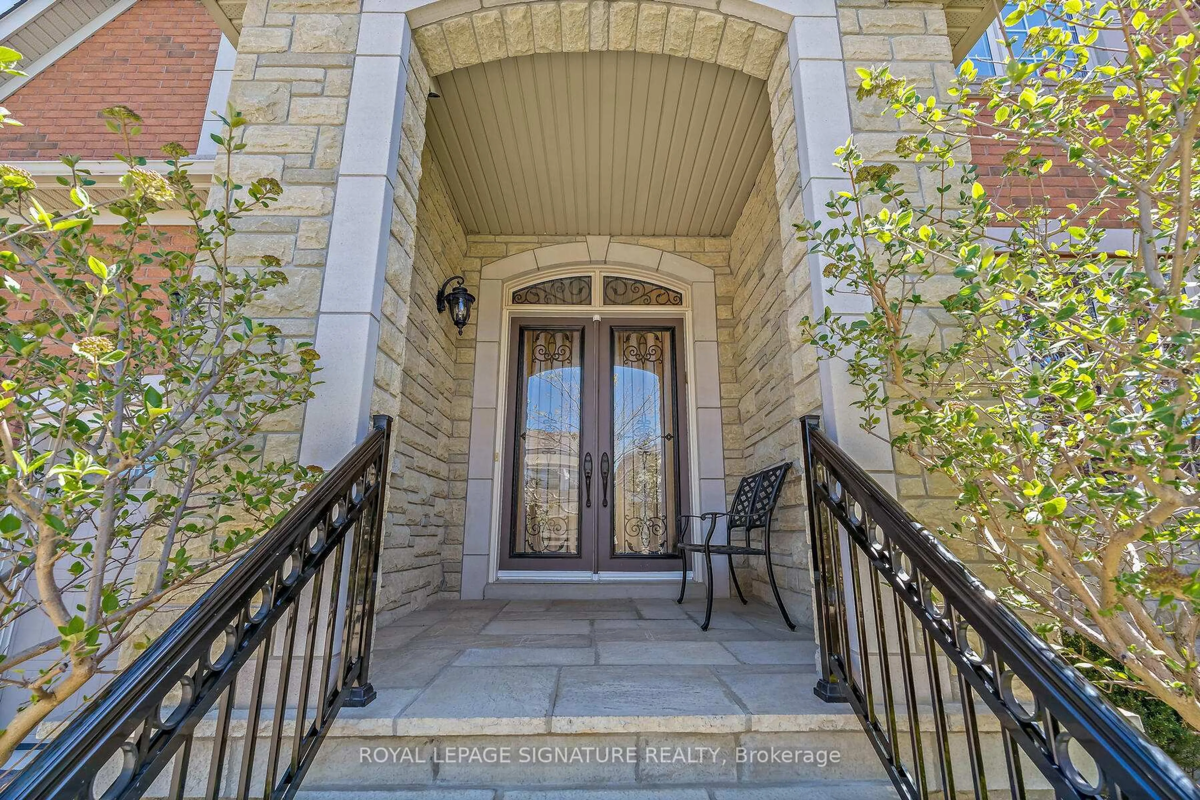 Indoor entryway for 92 Sir Modesto Crt, Vaughan Ontario L6A 4G2