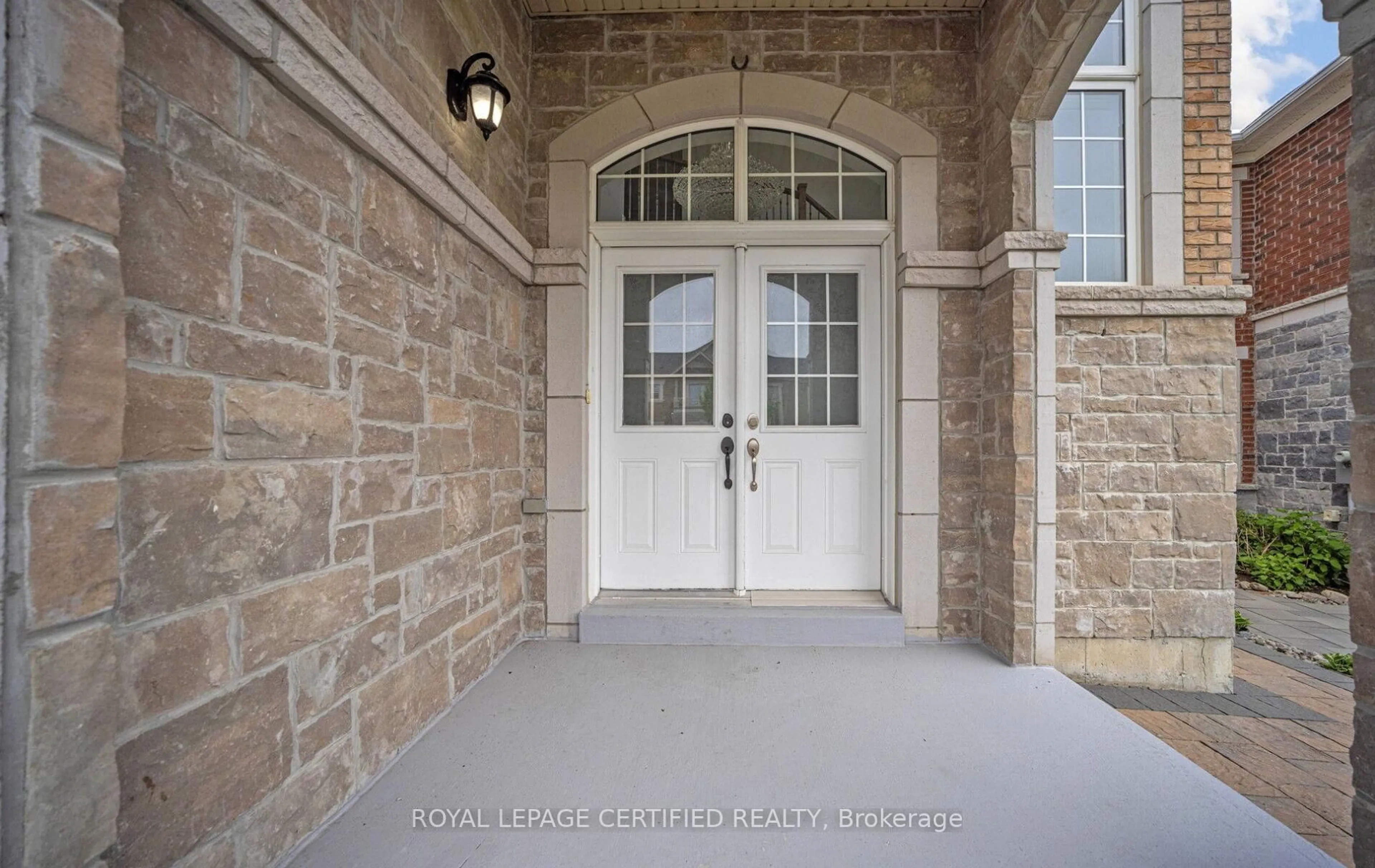 Indoor entryway for 32 Cayton Cres, Bradford West Gwillimbury Ontario L3Z 2A6