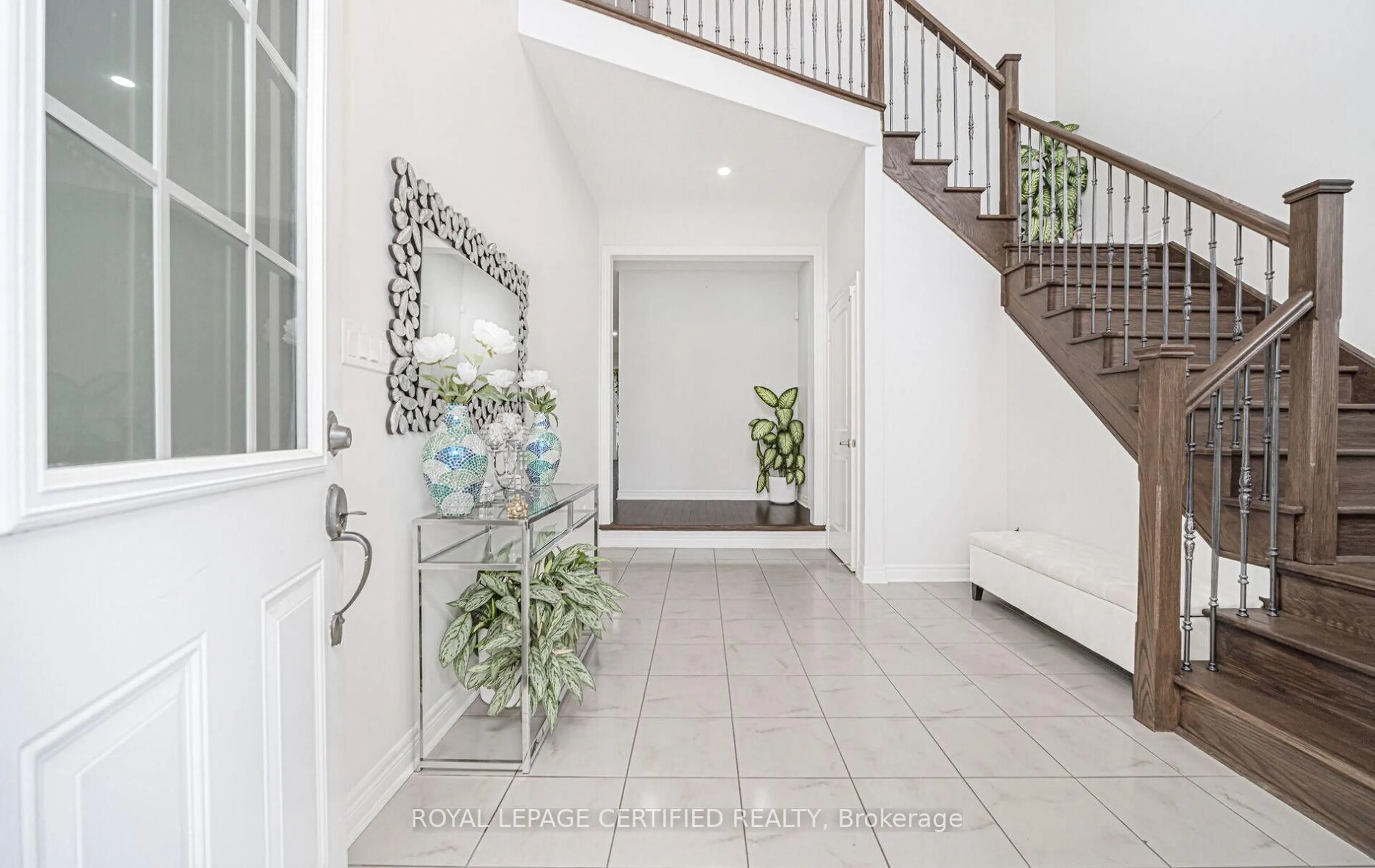 Indoor entryway for 32 Cayton Cres, Bradford West Gwillimbury Ontario L3Z 2A6