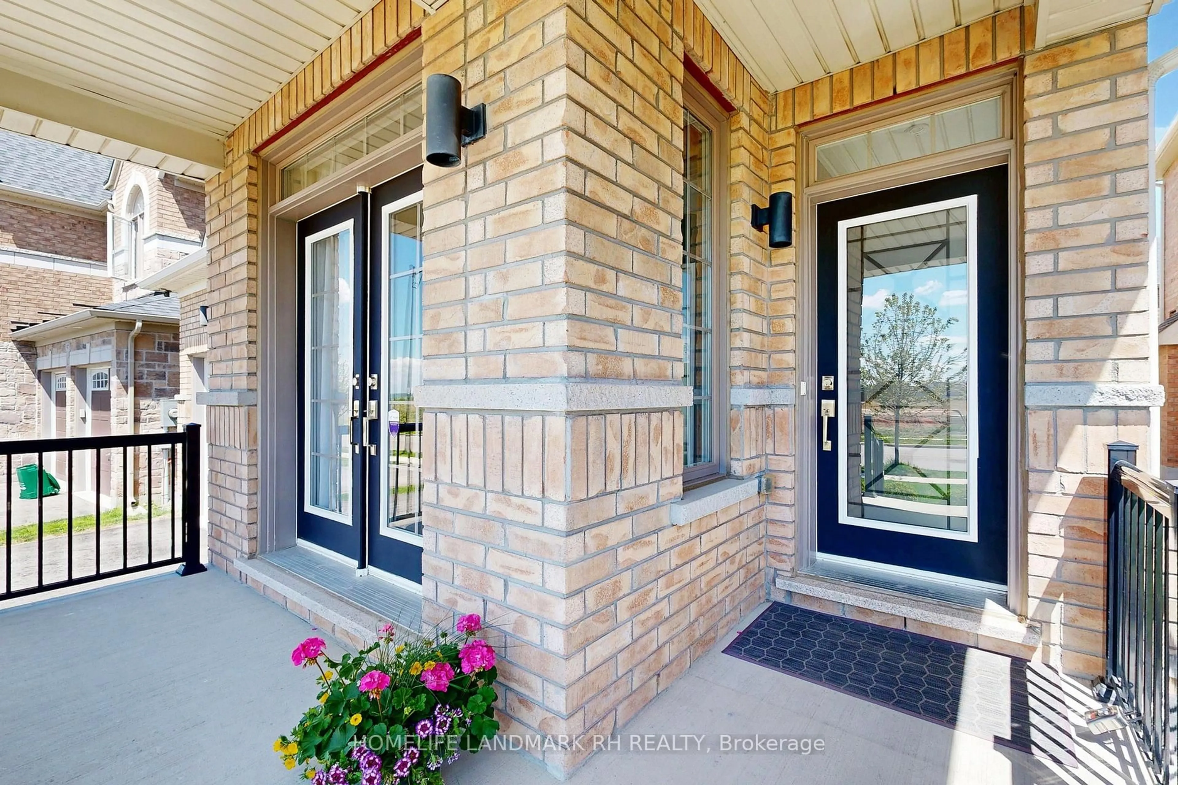 Home with brick exterior material, street for 95 Dog Wood Blvd, East Gwillimbury Ontario L9N 1G5
