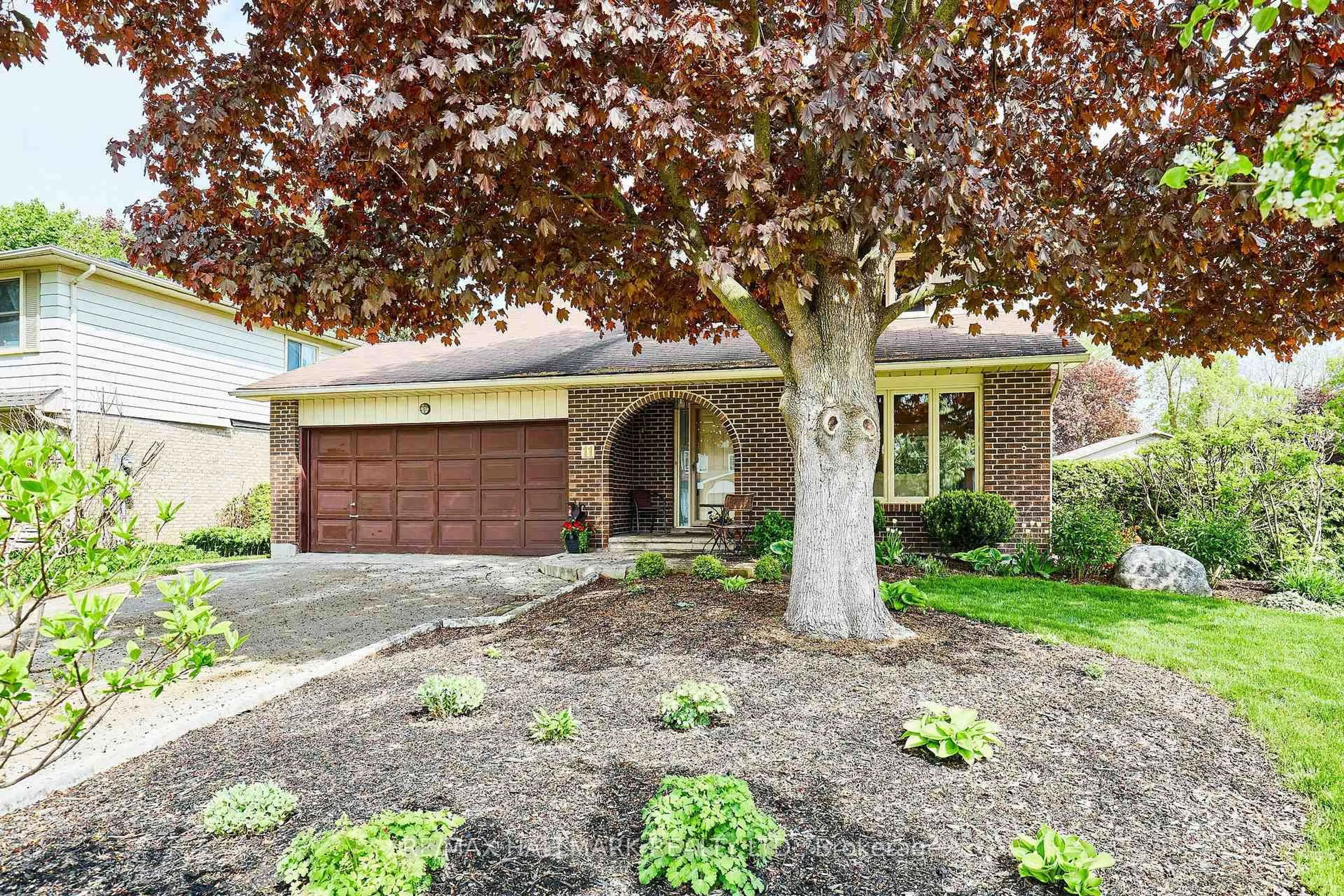 Home with brick exterior material, street for 11 Innis Cres, Richmond Hill Ontario L4C 5K3