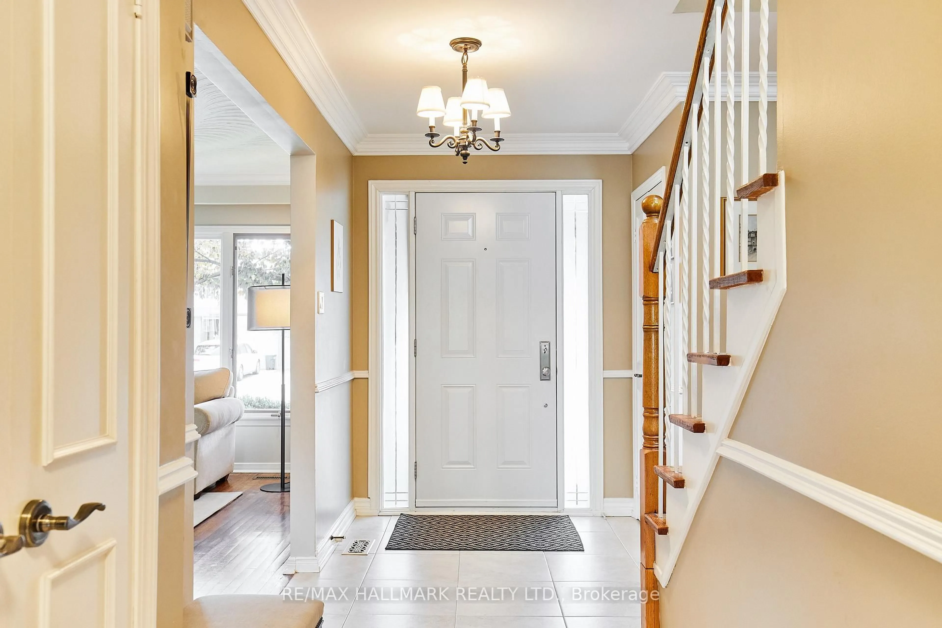 Indoor entryway for 11 Innis Cres, Richmond Hill Ontario L4C 5K3
