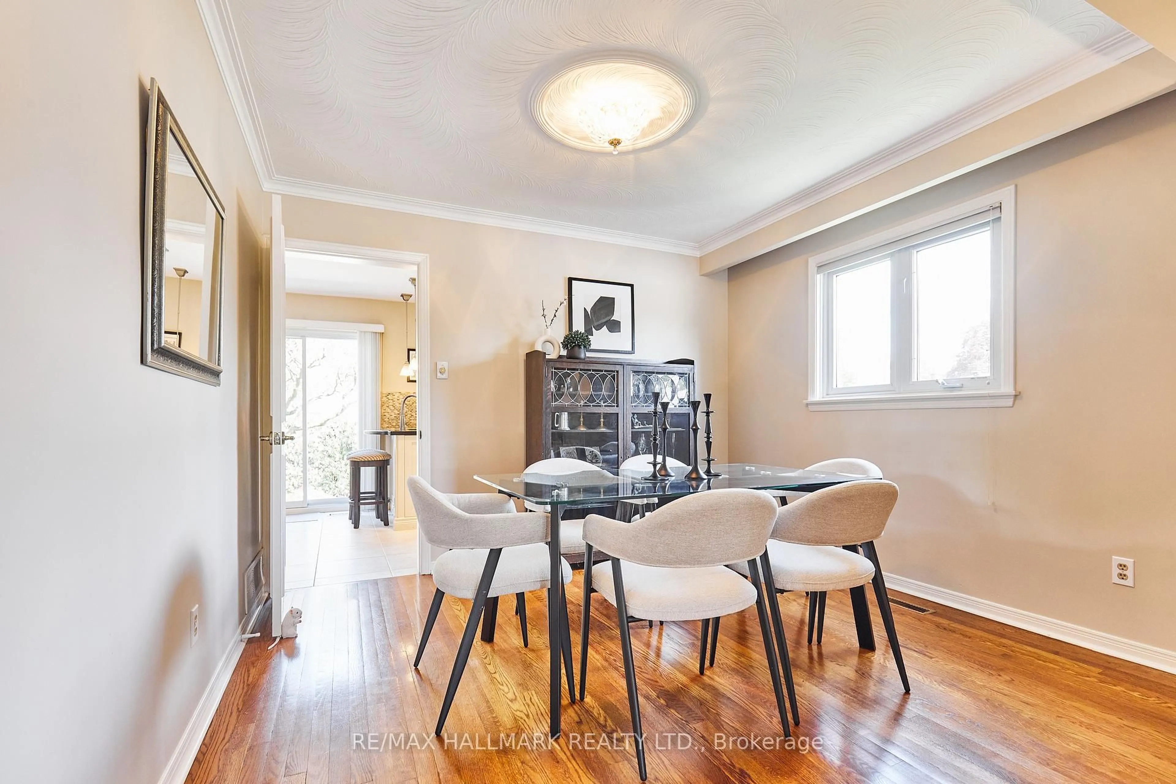 Dining room, wood/laminate floor for 11 Innis Cres, Richmond Hill Ontario L4C 5K3