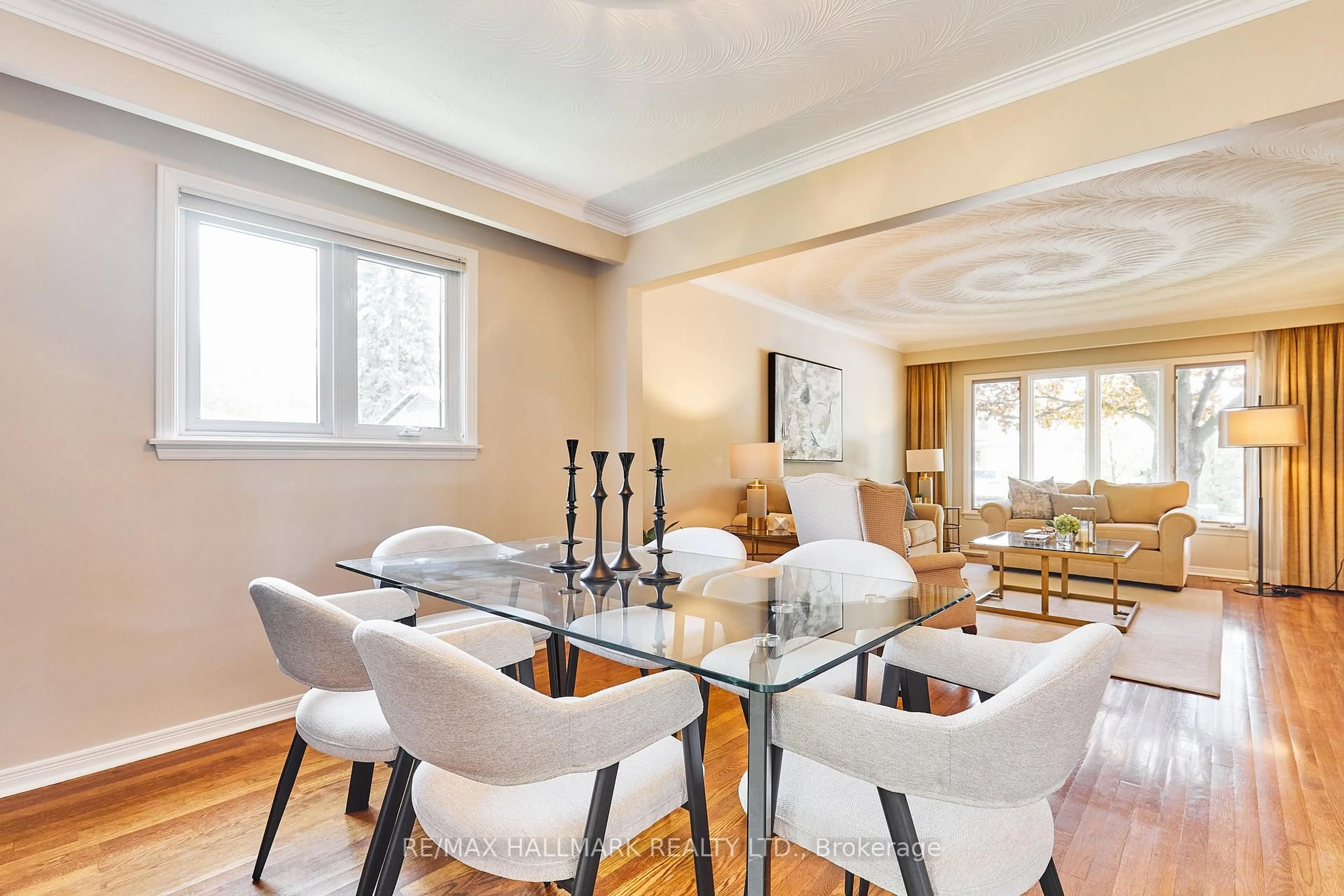 Dining room, wood/laminate floor for 11 Innis Cres, Richmond Hill Ontario L4C 5K3