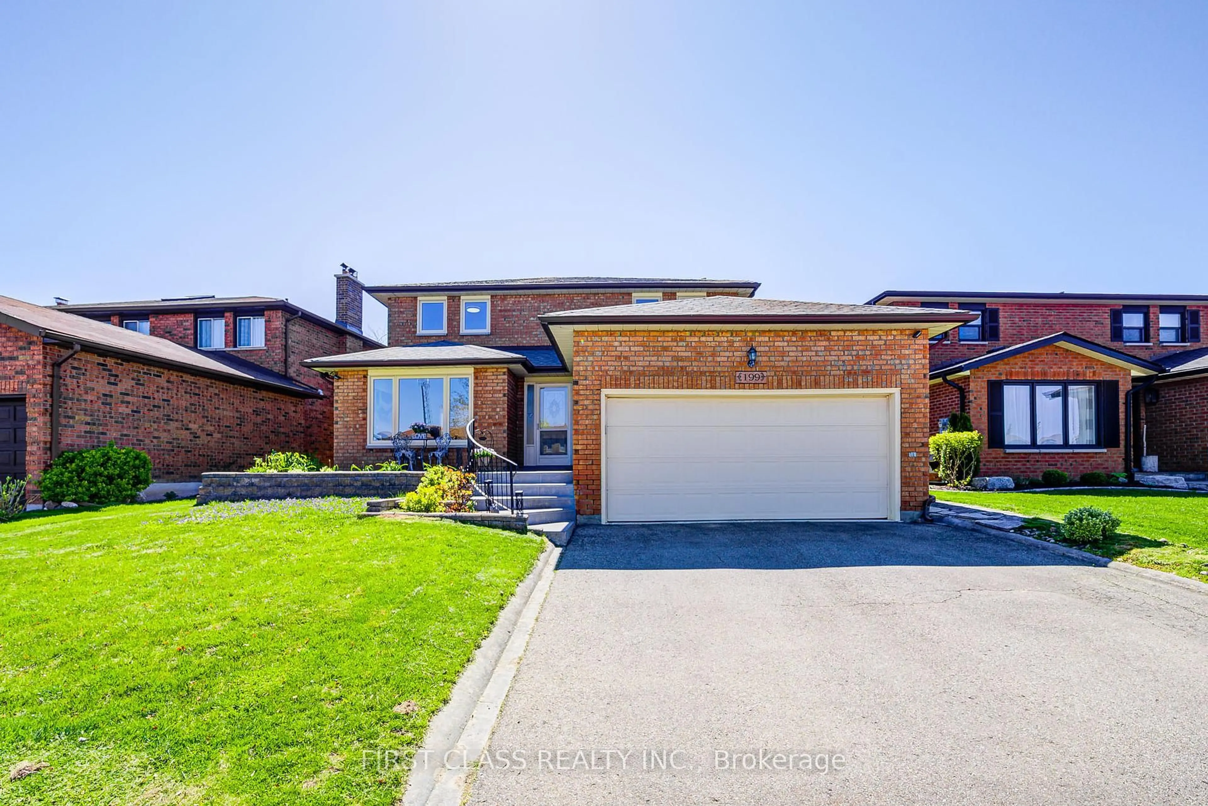 Home with brick exterior material, street for 199 Miller Park Ave, Bradford West Gwillimbury Ontario L3Z 2K3