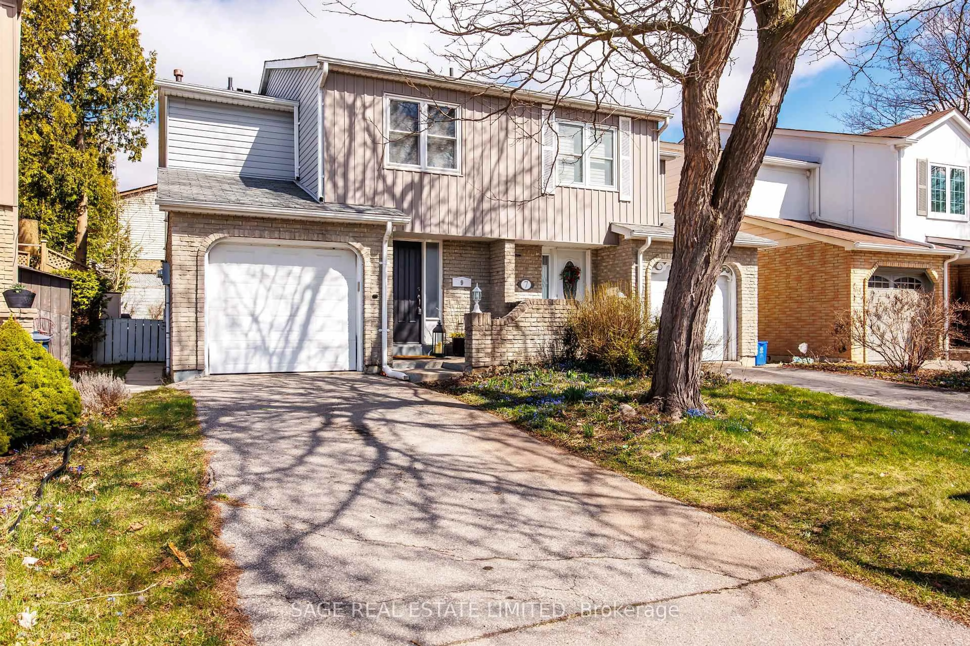 Home with vinyl exterior material, street for 9 Reginald Cres, Markham Ontario L3P 3T6