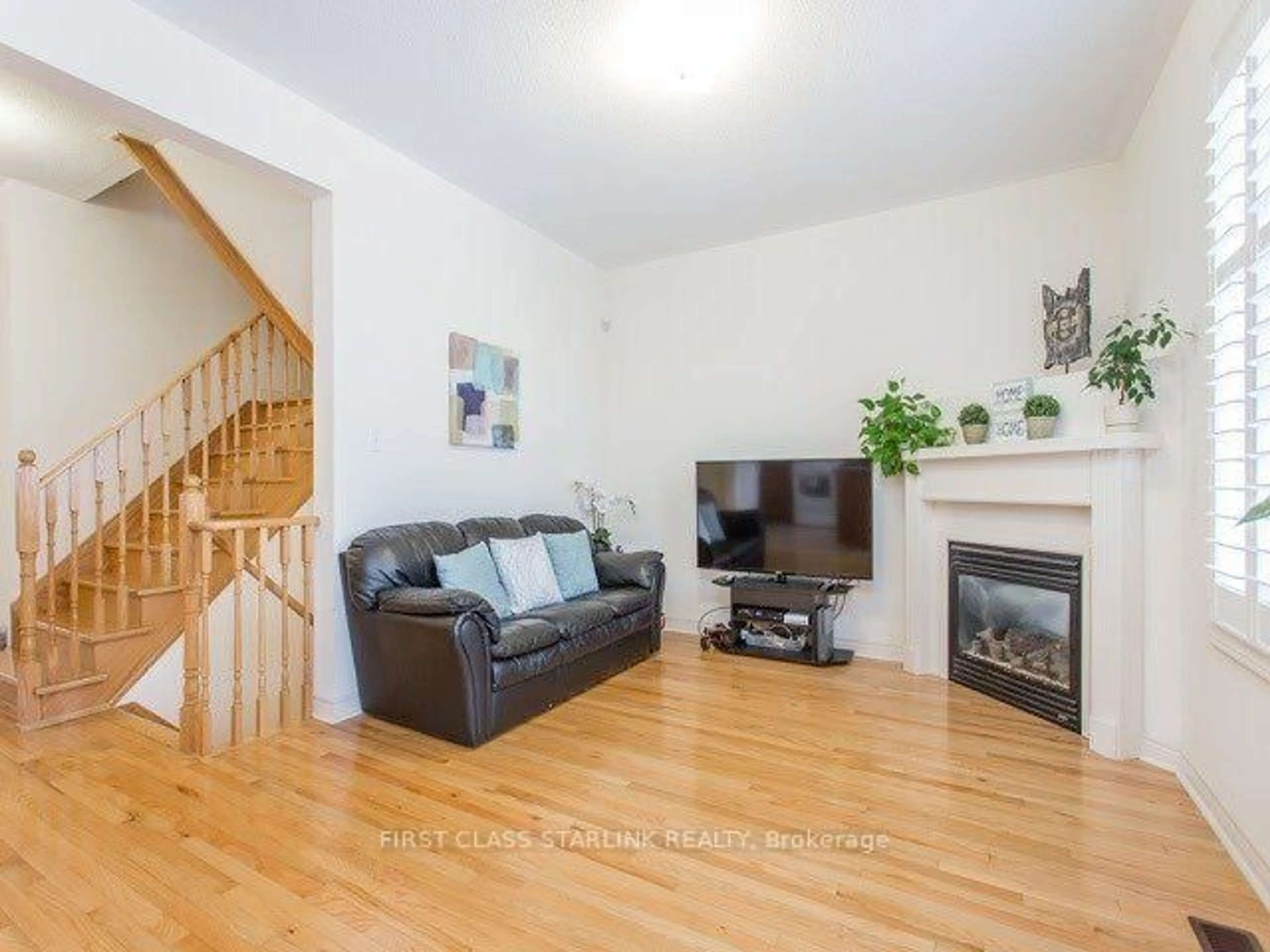 Living room with furniture, wood/laminate floor for 63 Aikenhead Ave, Richmond Hill Ontario L4S 0C4