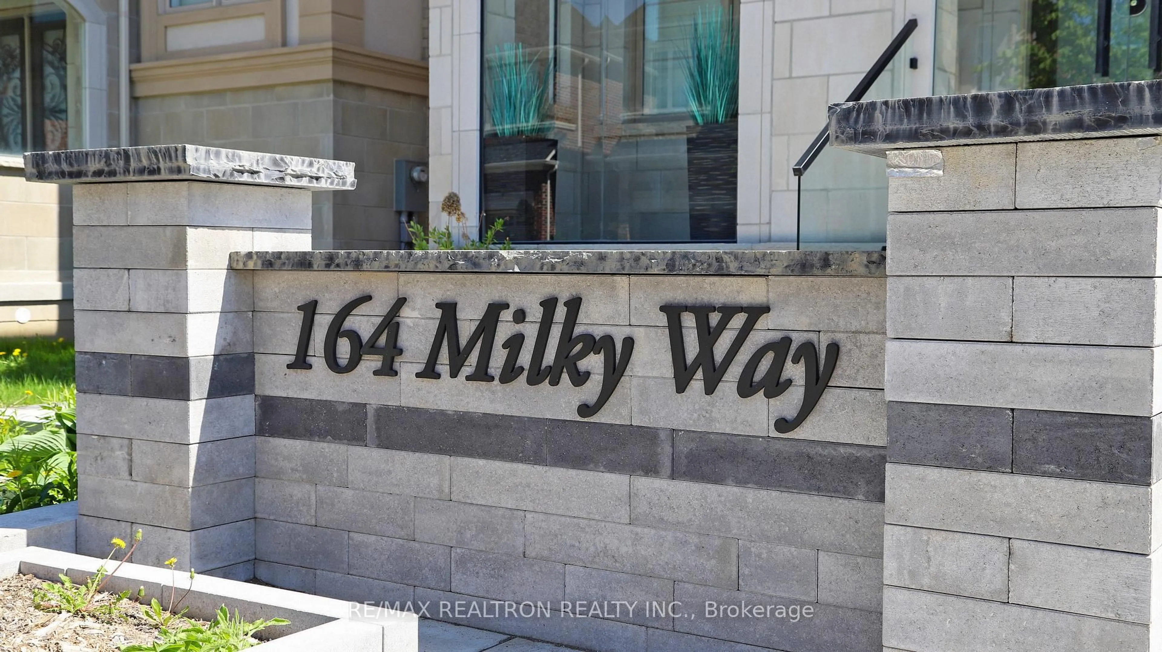 Lobby for 164 Milky Way Dr, Richmond Hill Ontario L4C 4Y3