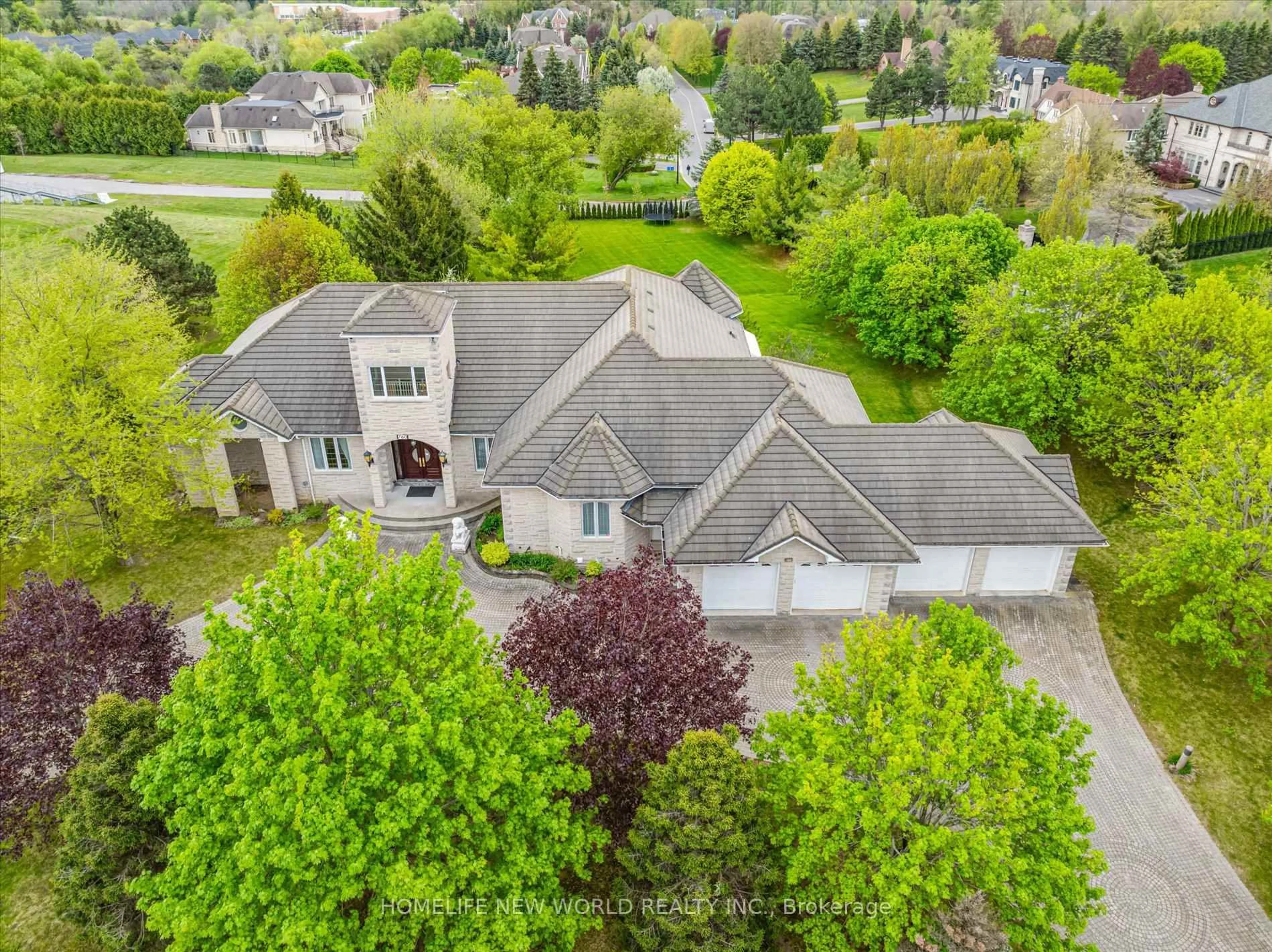 A pic from outside/outdoor area/front of a property/back of a property/a pic from drone, street for 760 Woodland Acres Cres, Vaughan Ontario L6A 1G2