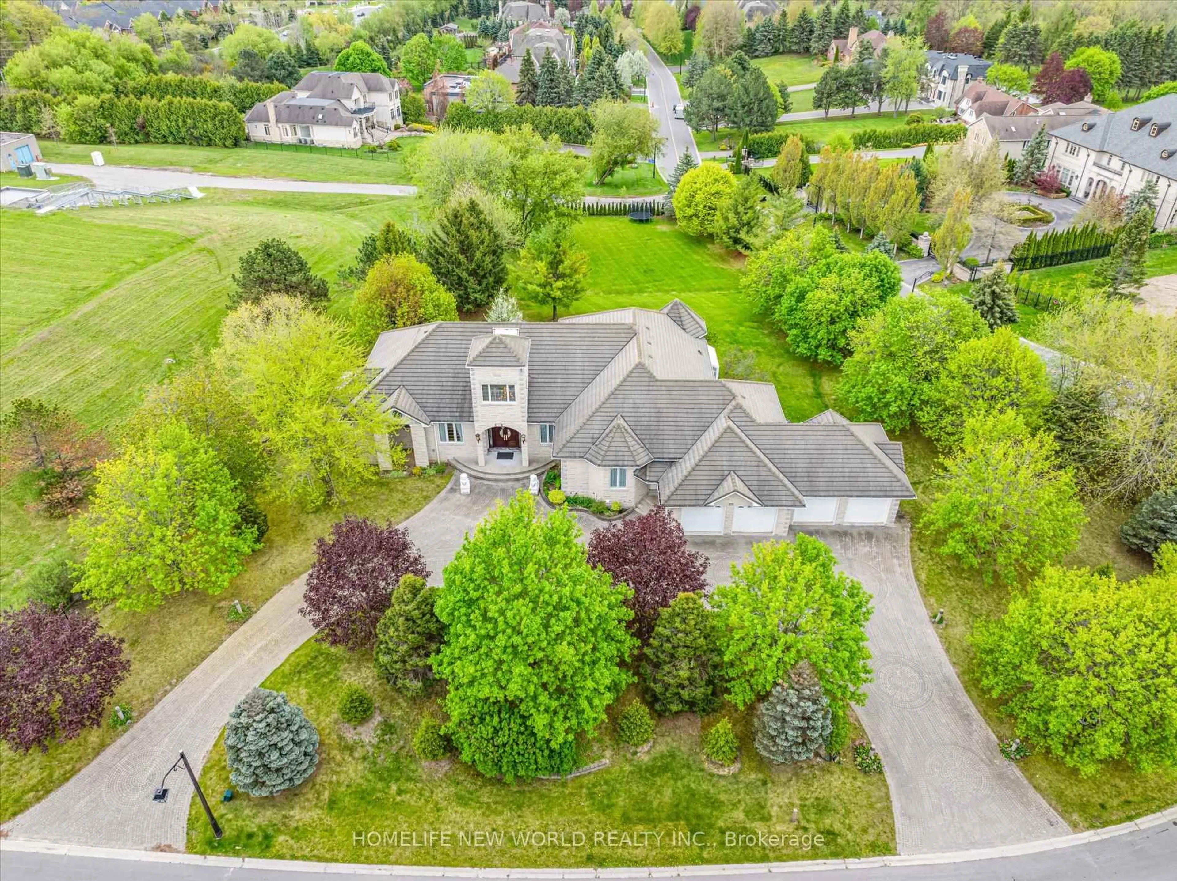 A pic from outside/outdoor area/front of a property/back of a property/a pic from drone, street for 760 Woodland Acres Cres, Vaughan Ontario L6A 1G2