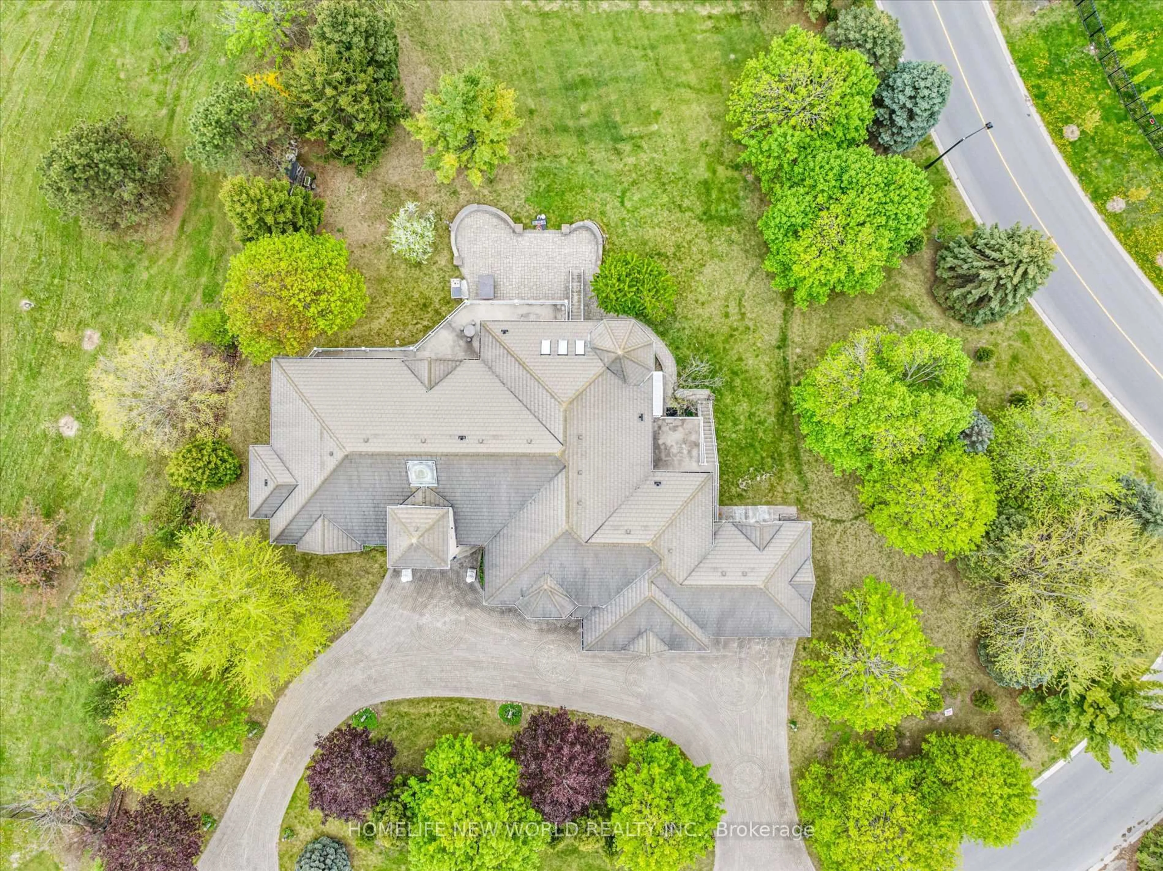 A pic from outside/outdoor area/front of a property/back of a property/a pic from drone, street for 760 Woodland Acres Cres, Vaughan Ontario L6A 1G2